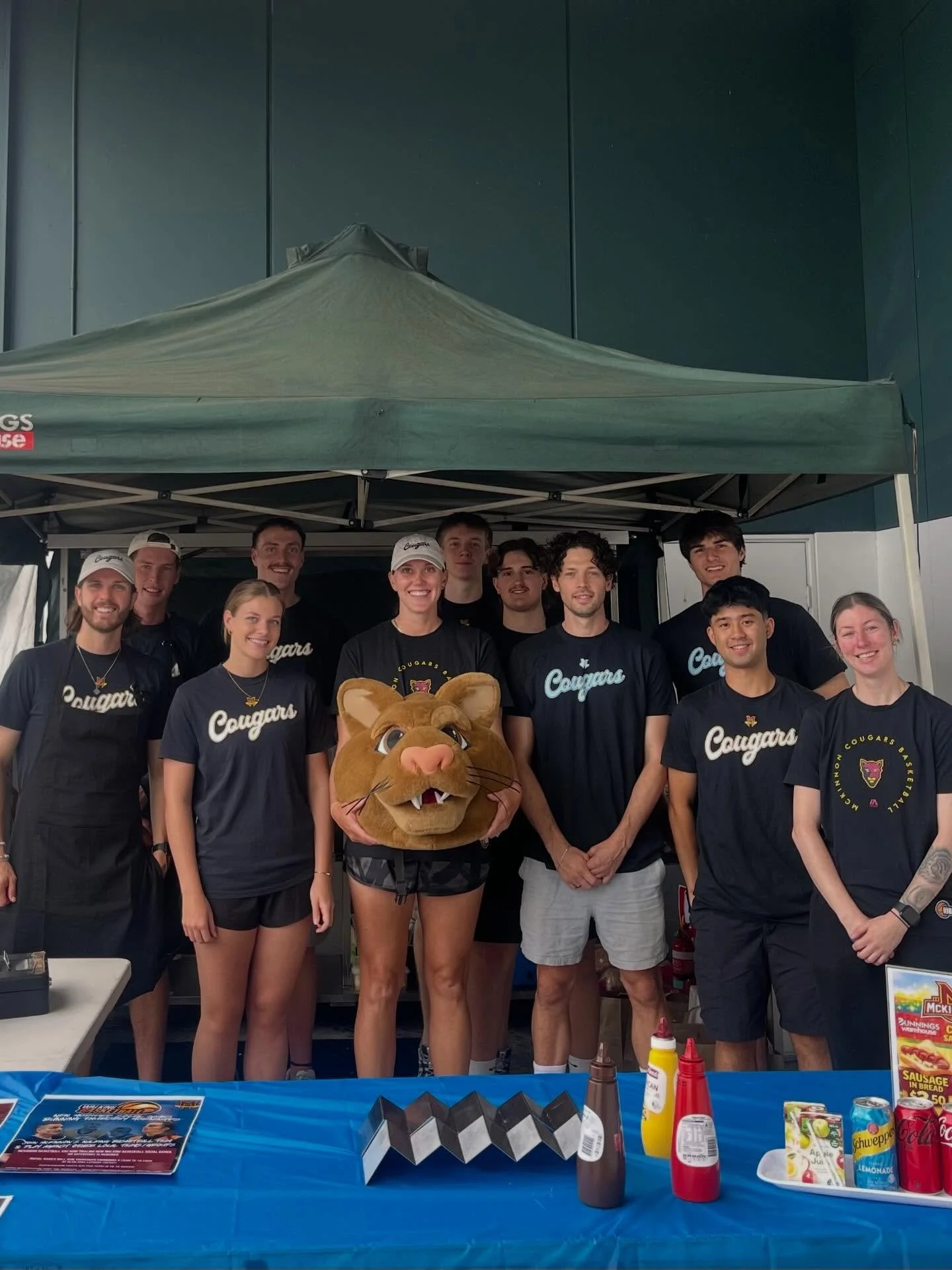 🏀 🌭 Heading past Bunnings Oakleigh today? Pick up a snag and meet some or our new and returning Senior Cougars doing a bit of community fundraising