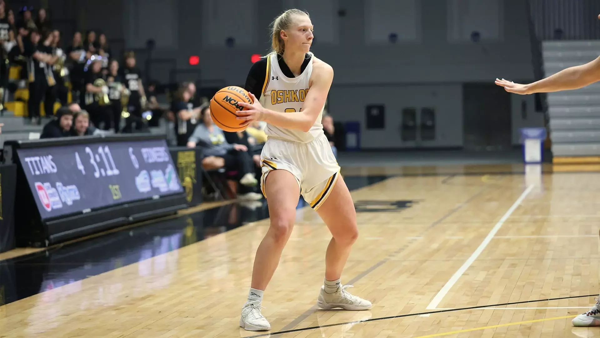 Kayce Vaile Signs with McKinnon Cougars Championship Women