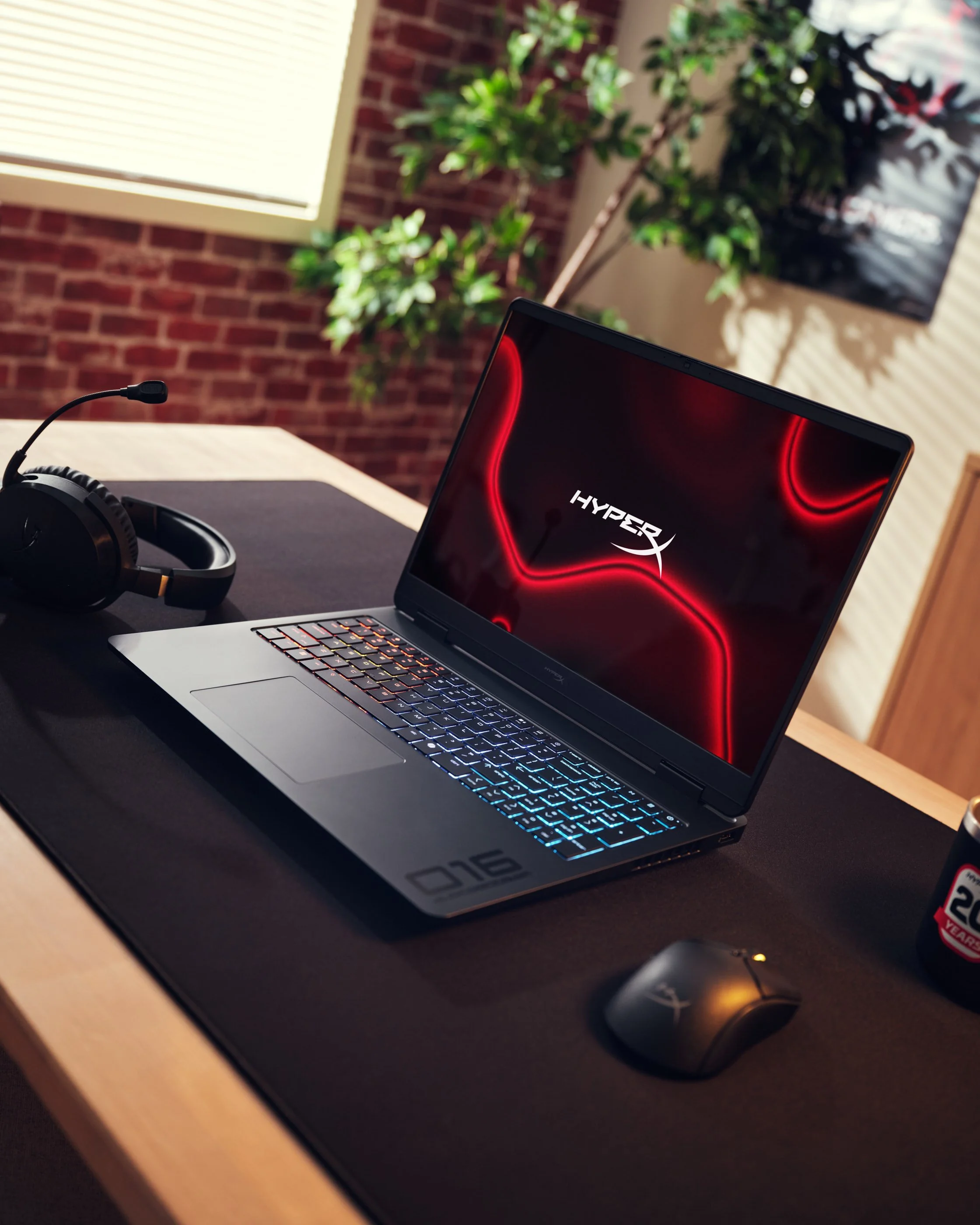 HyperX_Omen16_photos_social_open3.jpg