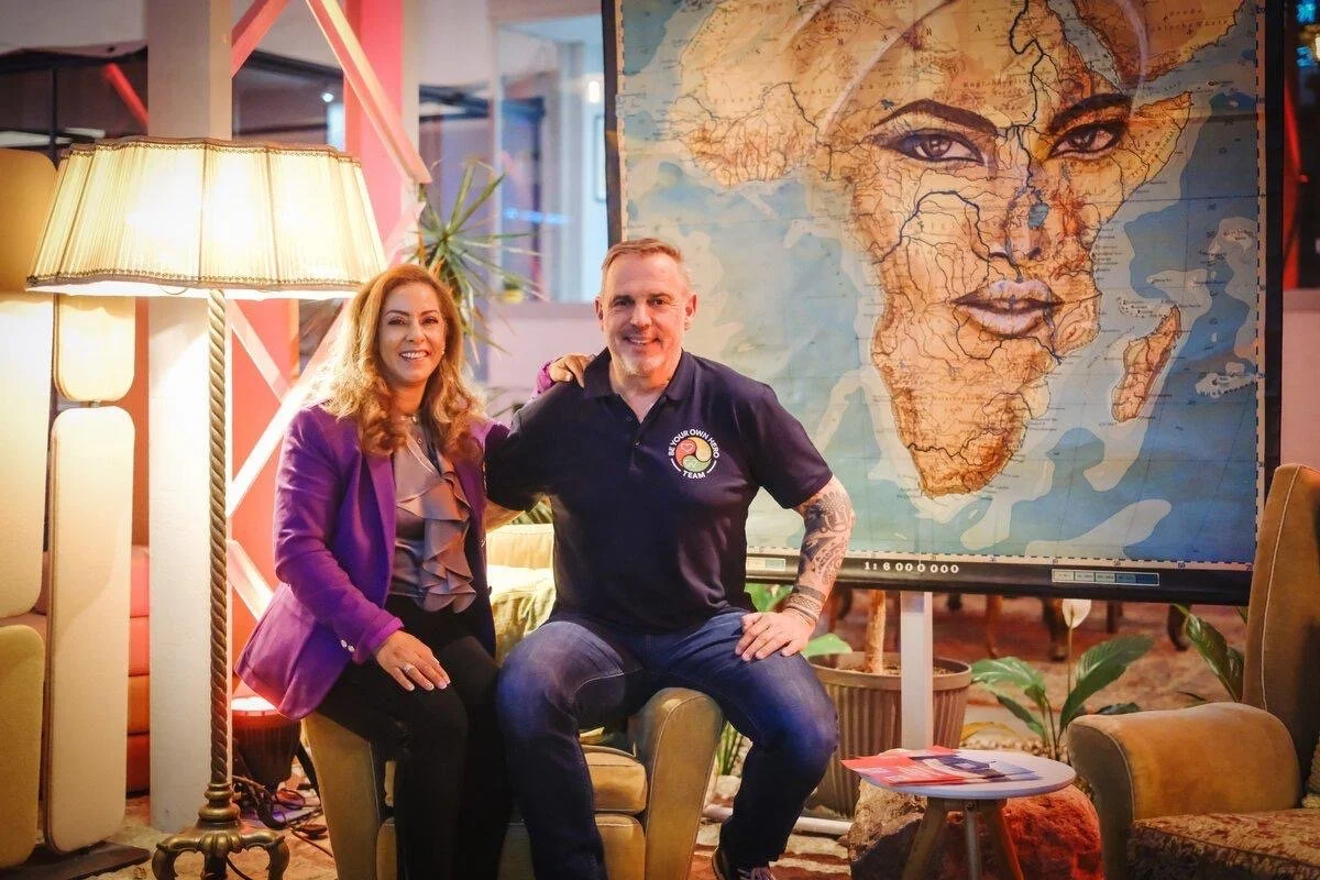 Jamila Reisezeit Bosse und Joachim Franz vor Portrait auf Schulwandkarte von Cordula Heimburg