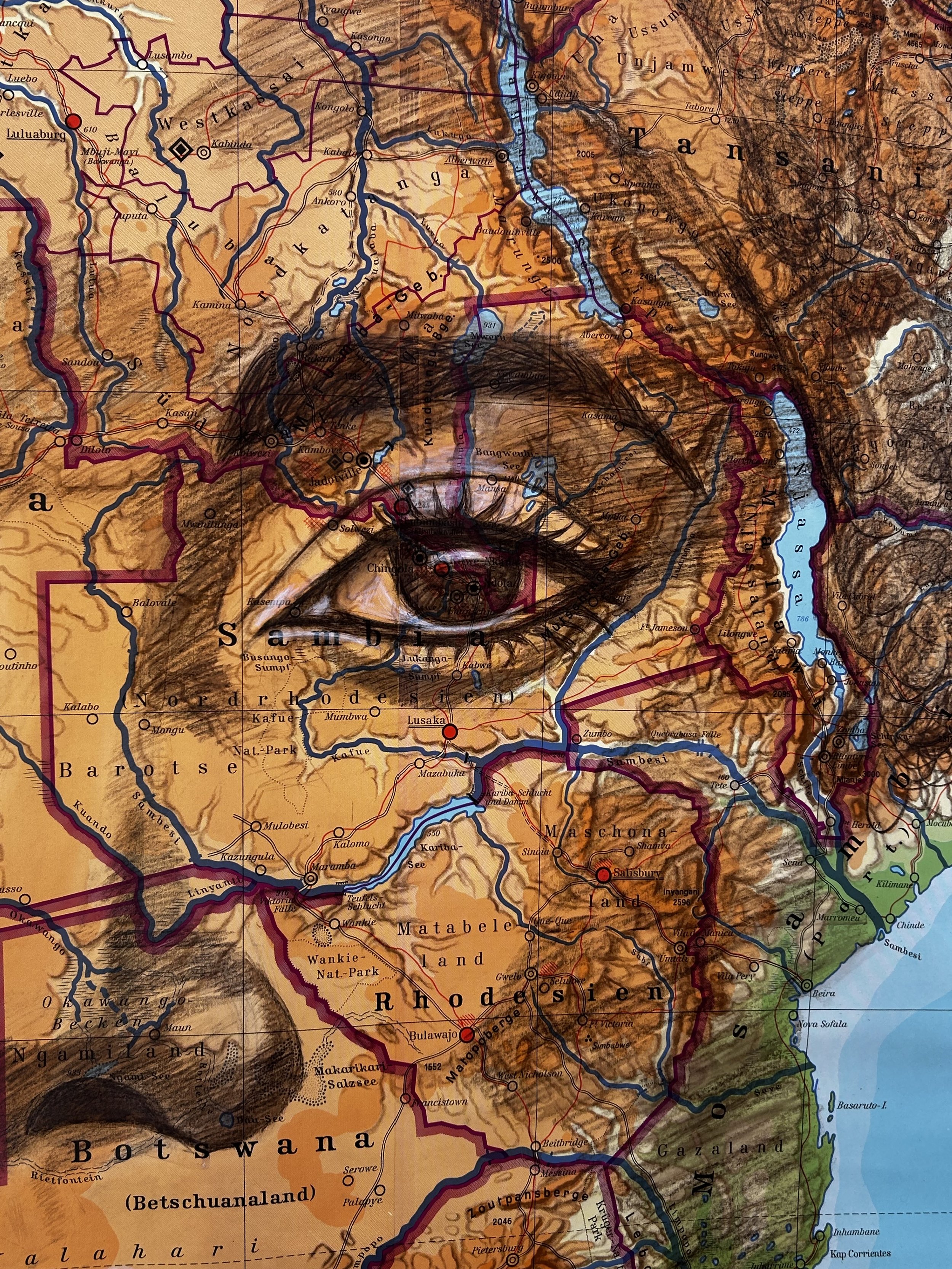 Detail-Eyes of Africa-Frauenportrait auf Schulwandkarte-Cordula Heimburg.jpeg