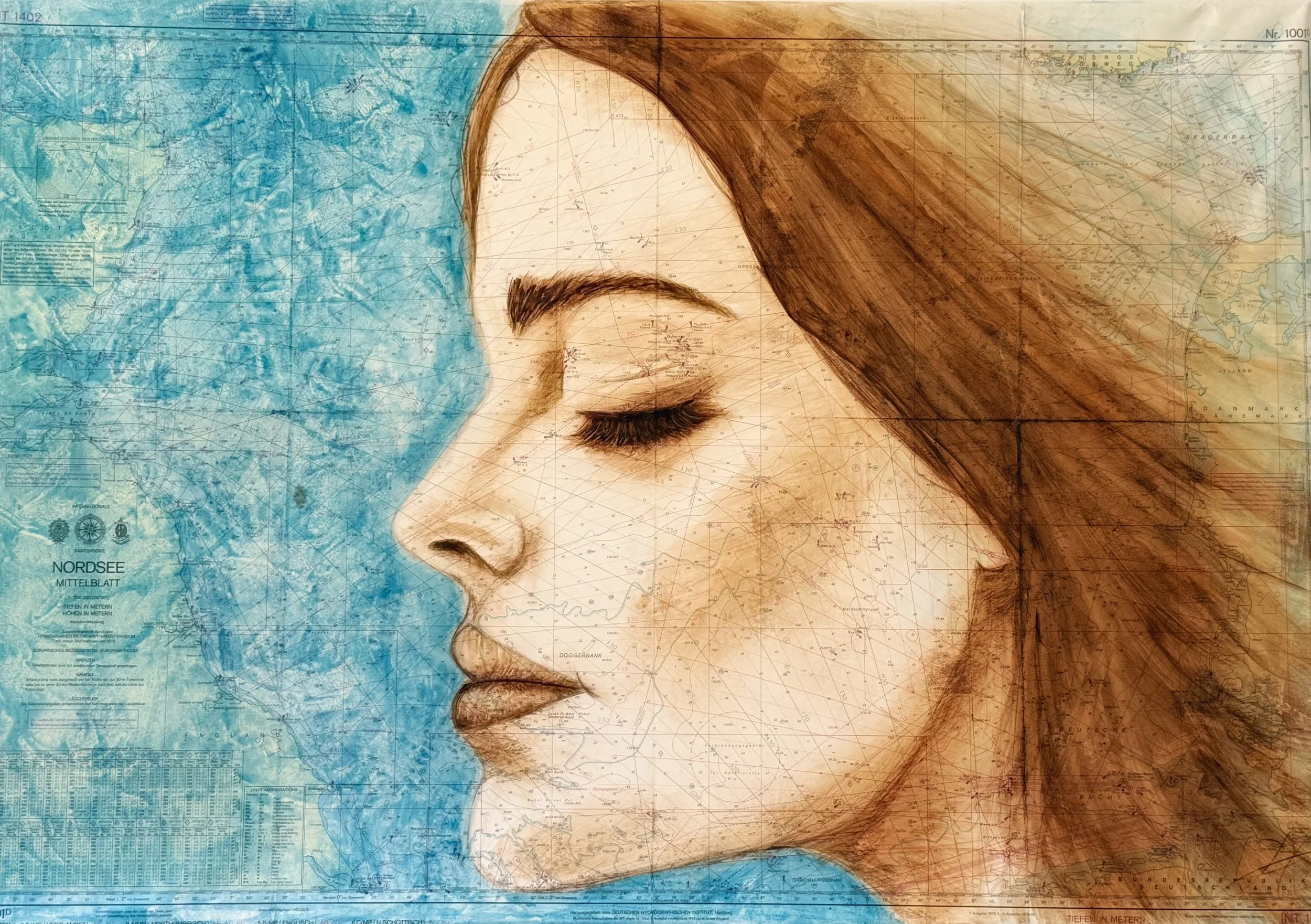 Portrait Frau mit geschlossenen Augen und wehenden Haaren auf Seekarte Nordsee