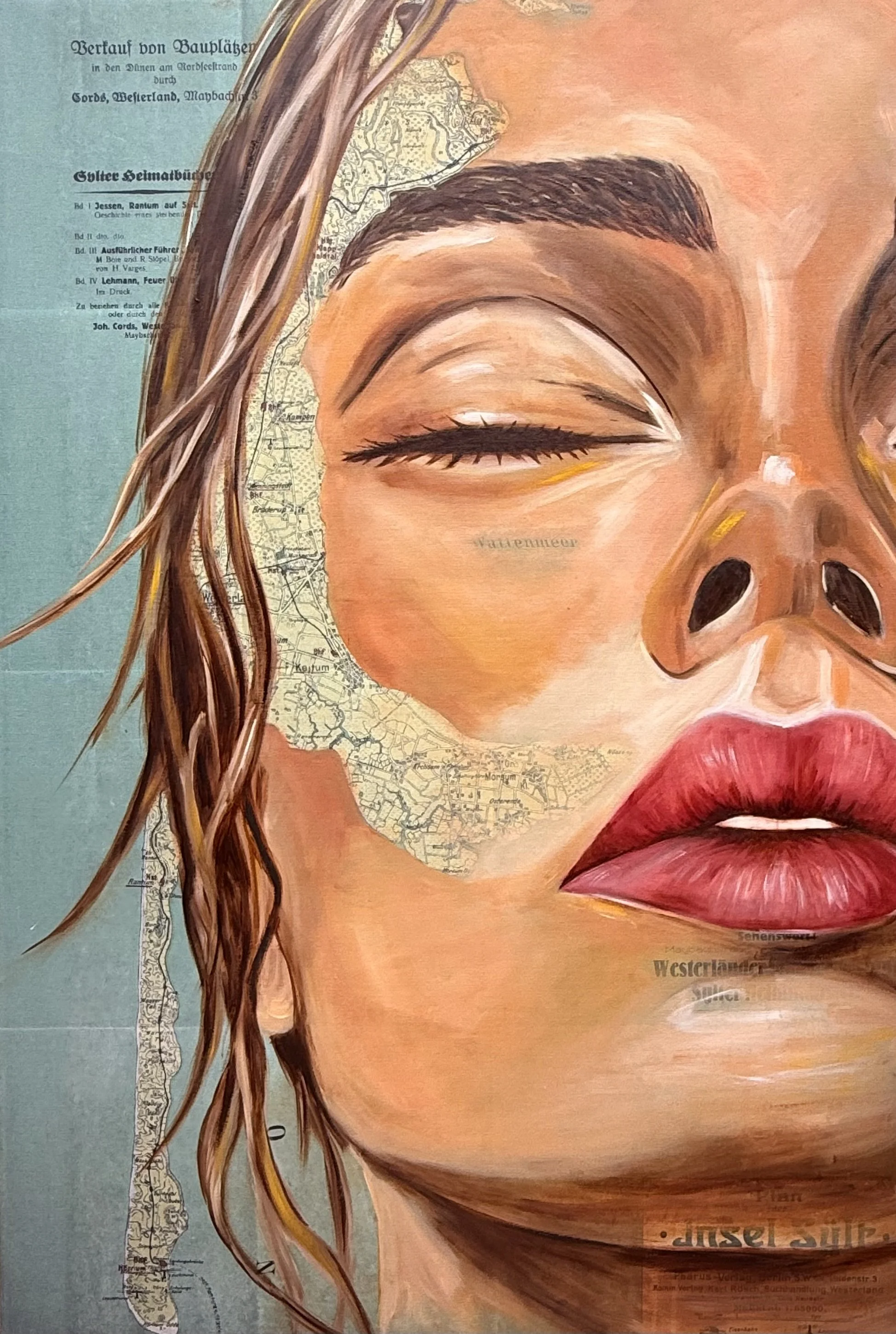 Verliebt in Sylt ist ein halbes Frauenportrait auf einer Karte von Sylt, gemalt mit Öl auf historischem Kartendruck