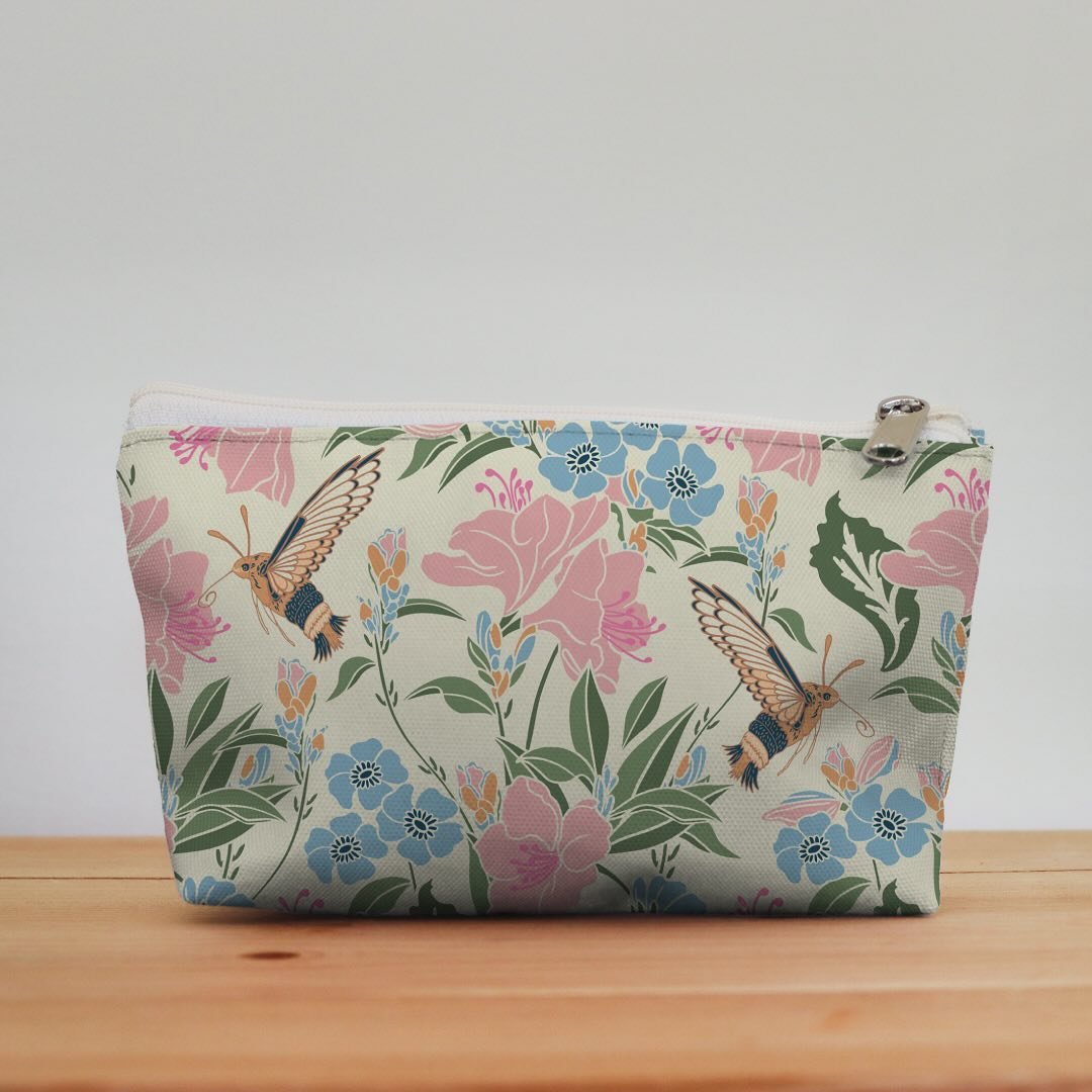 Hummingbird Moths are just some of the cutest little insects, they look so sweet on this little pouch

#fabric #hummingbirdmoth #insectfabric hummingbirdmothfabric #summerfabric #patternoftheday #patterns #surfacedesign #fabricdesign #patterndesign #