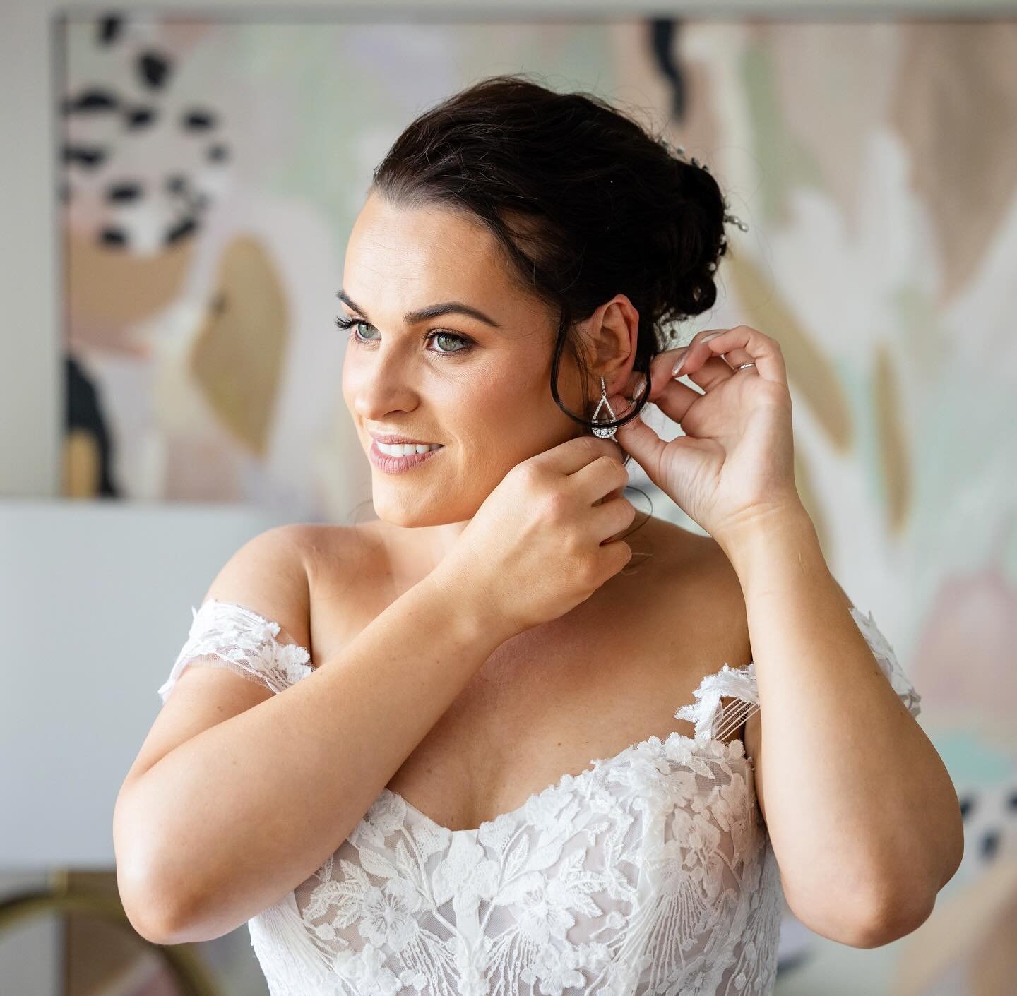 Our glowing bride Emily✨
Love some final getting ready shots 📸👰🏻&zwj;♀️
Photography: @adamspoonerphotography 
For Hair and Makeup bookings; Enquire here 👉🏻 hello@makeupbymelody.com.au