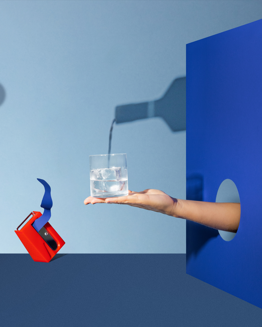 03-gin-drinkers-line-blue_right.png