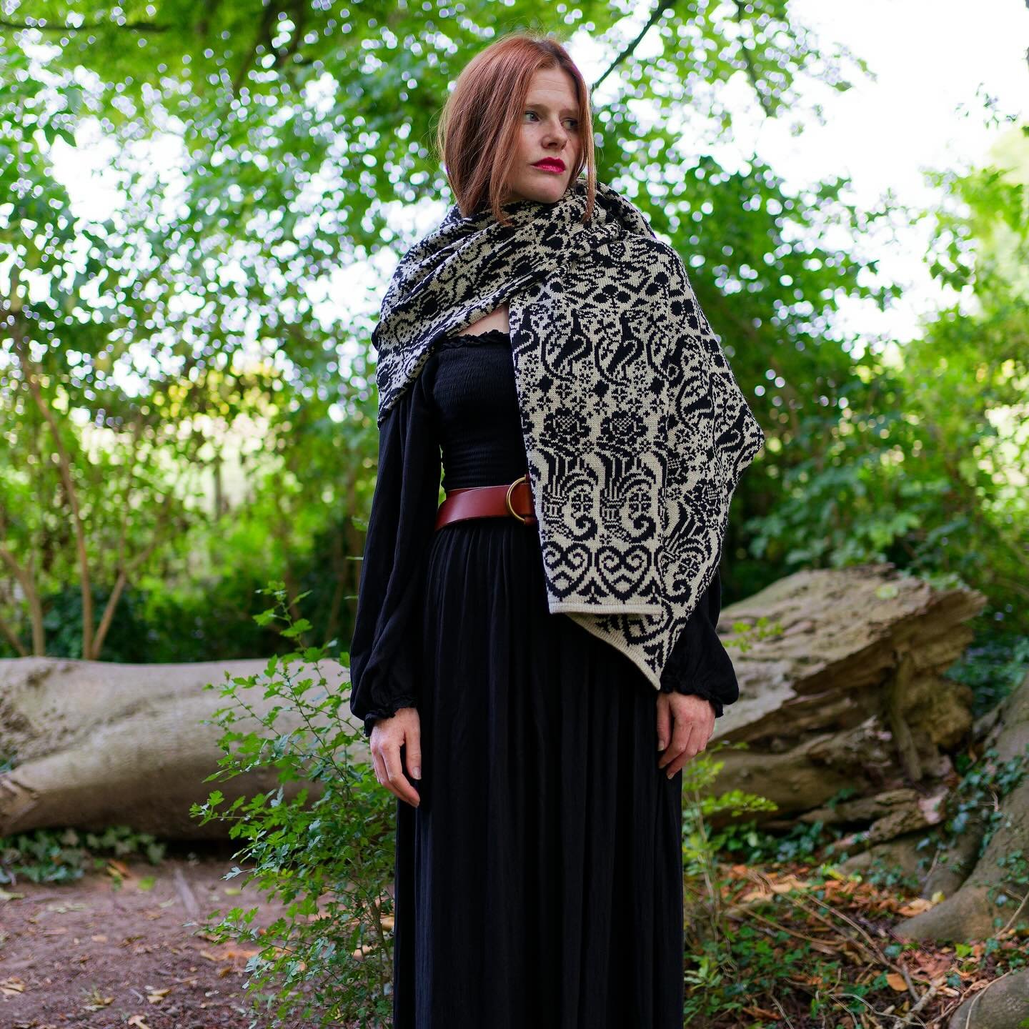 &lsquo;Alice&rsquo; knitted in oat cream and black merino 🖤🧶 

Happy weekend everyone!!
S xx

📷 @thisisryansframe 
@siobhan_blackburn 😍

#knittedtextiles #sutainablefashion  #sustainableclothing #sustainableluxury #handcraftedluxury #britishknitw