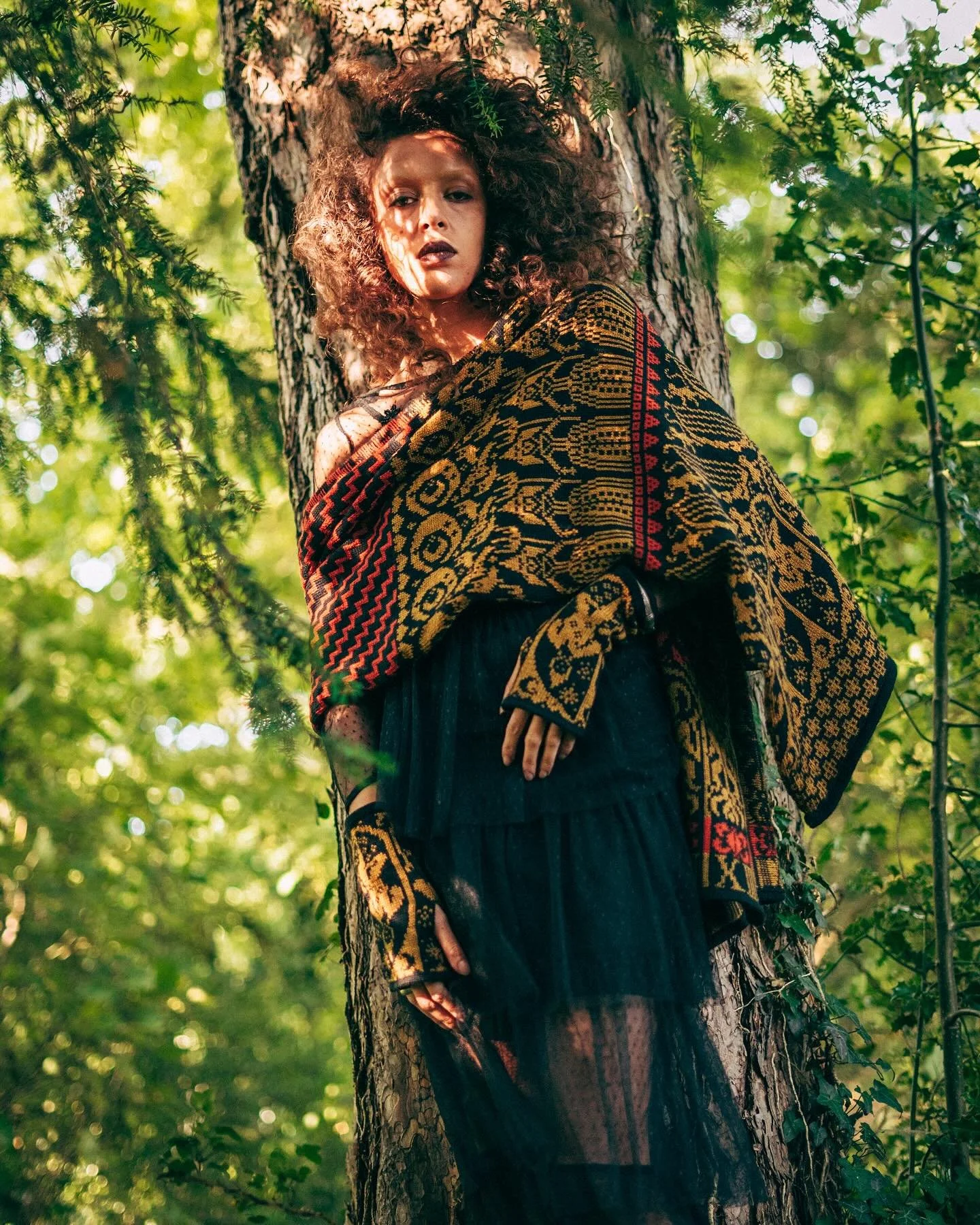 A match made in magic 🔥 Arcana wrap and The Hanged Man mittens 🖤
Shop via the link in my bio, and a happy October to you all 🍂🥮🎃
S Xx 

@thisisryansframe 
@lovezwinona 
@kasia_perdion 

#witchcrafting #oldways #sustainableknitwear #britishknitwe