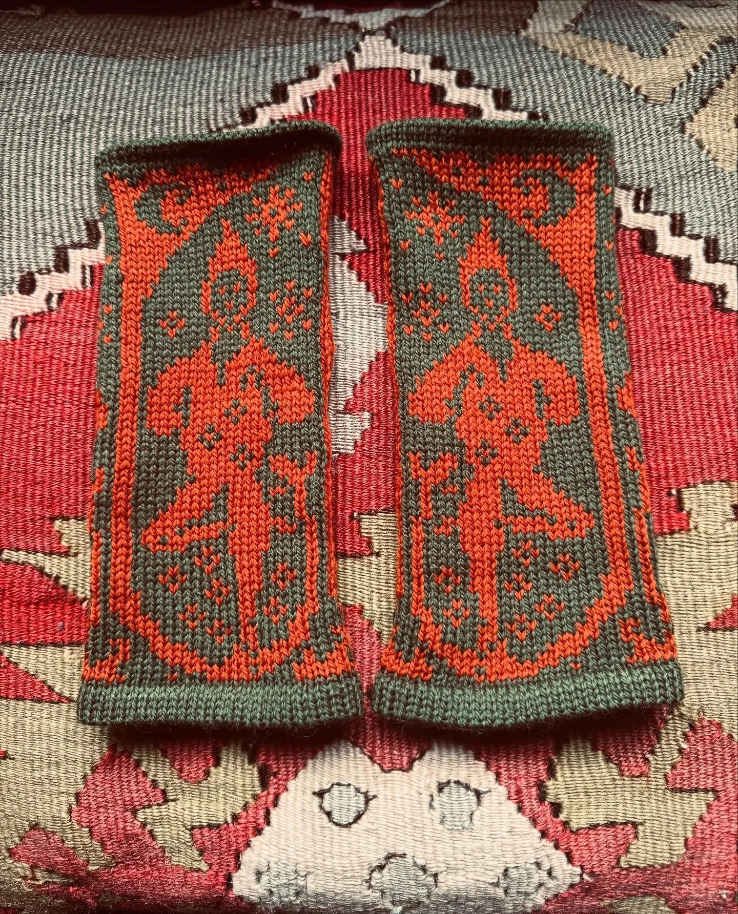 Commissioned &ldquo;Hanged Man&rdquo; mittens🖤 knitted in olive green and burnt orange 🍊 SO pretty 😍 

#knittedmittens #tarot #thehangedman