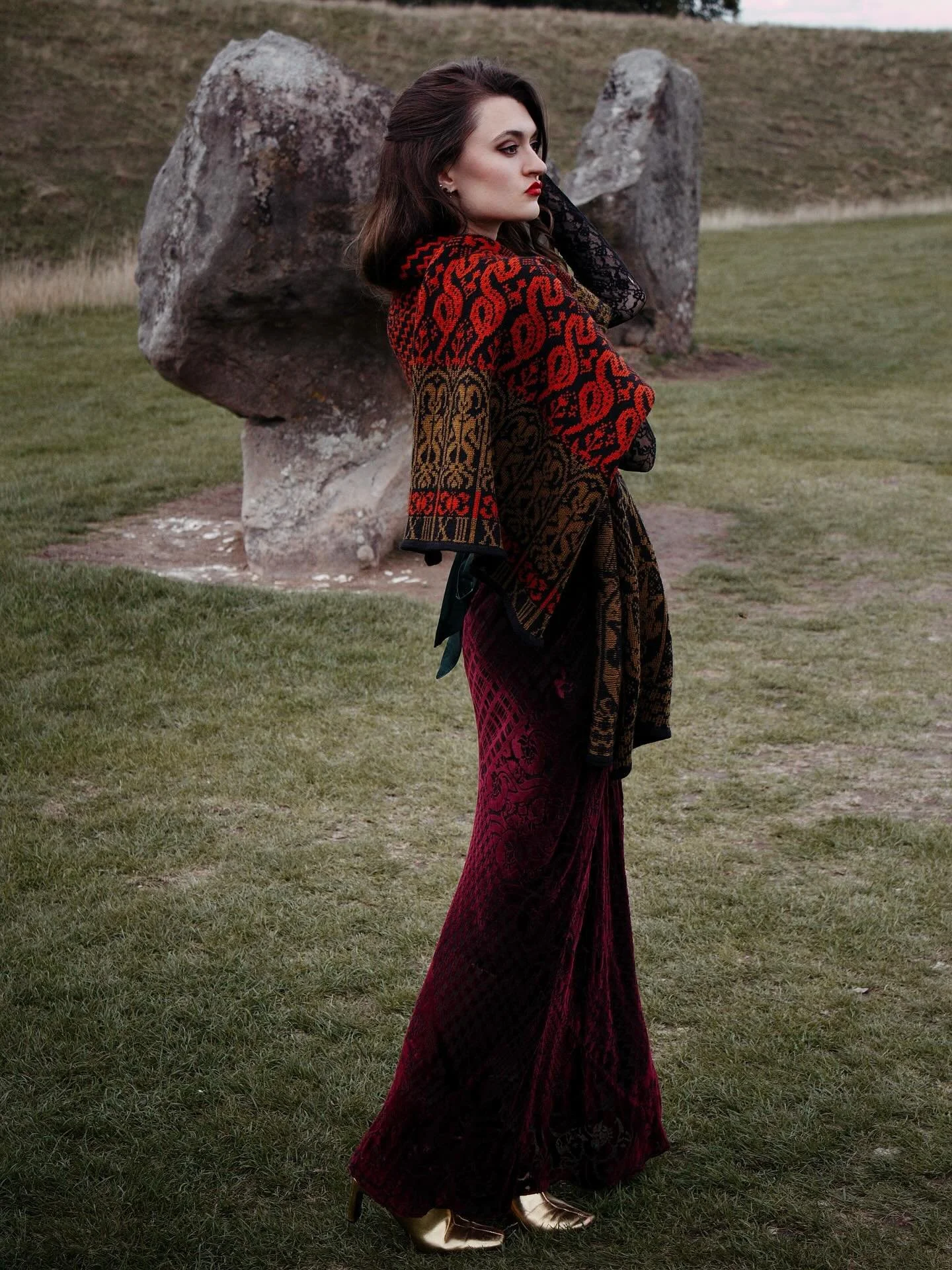 @ophelia_ray_lester 🔥🖤😍🖤😍🖤🔥

#tarotinspired #thehangedmantarot #thehangedman #deathcard #gothfashion #witchyvibes🔮🕯️🌙 #knittedshawl #britishknitwear