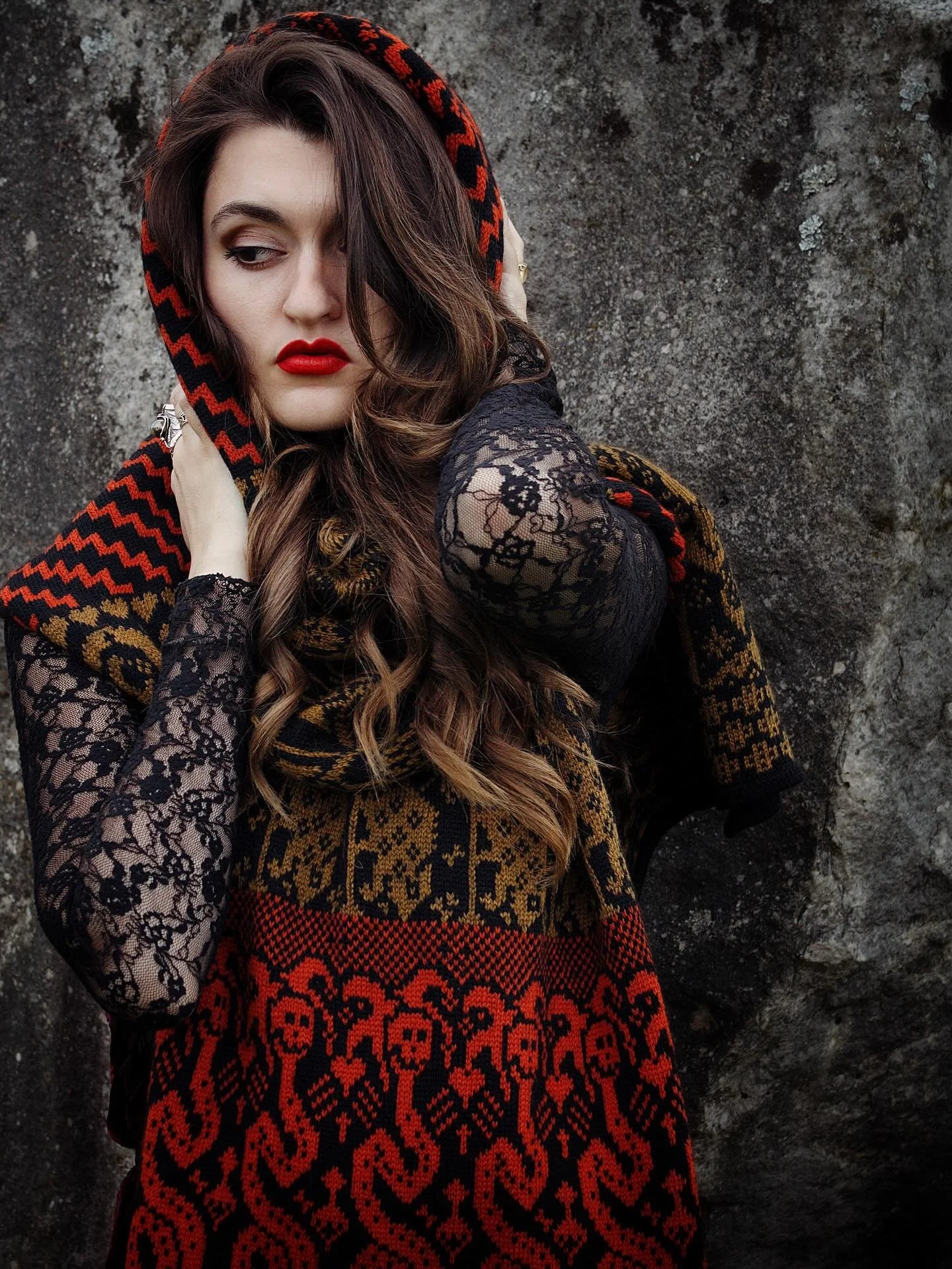 Too GORGEOUS for words 🖤 @ophelia_ray_lester wrapped up in my Arcana Shawl 🔥

#witch #gothfashion #knittedscarf #thehangedman #thehangedmantarot #tarotcards🔮🕯️ #darkaesthetics