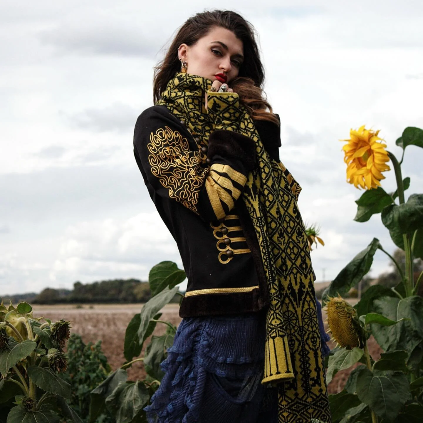 Gorgeous @ophelia_ray_lester wearing The Nocturne Key scarf and matching mittens knitted in citron yellow &amp; black 🔥🖤🔥

#textileart #gothknitting #witchcrafting #witchyvibes🔮🕯️🌙 #knittedskull #gothfashion #darkaesthetics