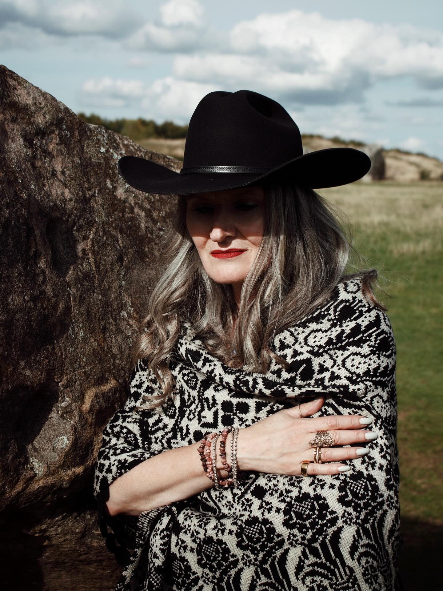 Alice wrap in oat and black, worn by a stunner 🖤
Purchase via the link in bio on the Classic Collection page.

@ophelia_ray_lester 📷

#knittedscarf #sustainableknitwear #gothknitting #witchcrafting #christmasgiftidea #folkartist #darkaethetic #witc