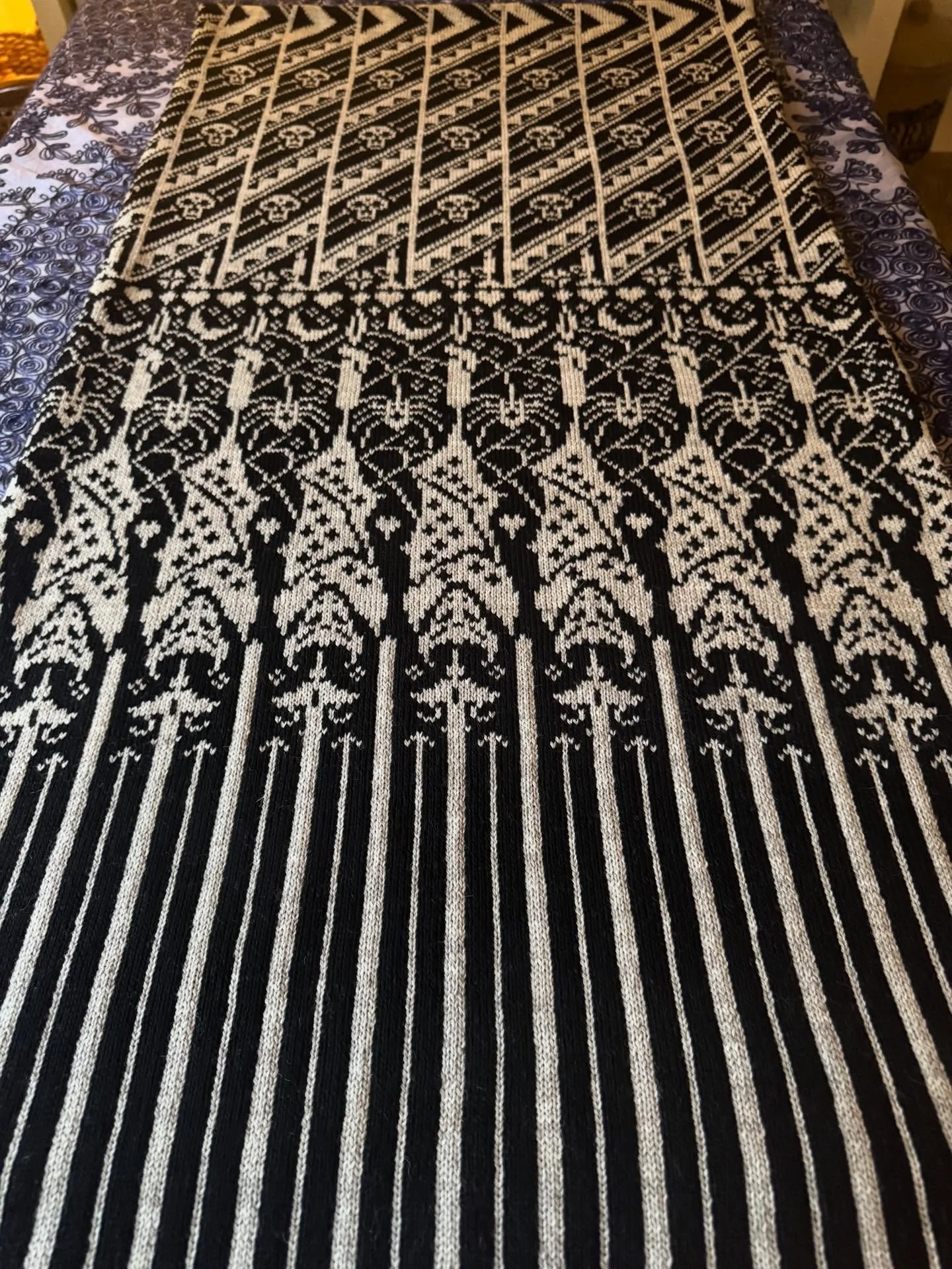 Commission complete 🦇 
My Dreaming Bats scarf, handcrafted by me from start to finish! Knitted in black and oat merino 🖤🧶🤍
Today is the last day I&rsquo;m taking orders until after Christmas 😌🎄
Wishing you all a lovely weekend
S xx

#dreamingba