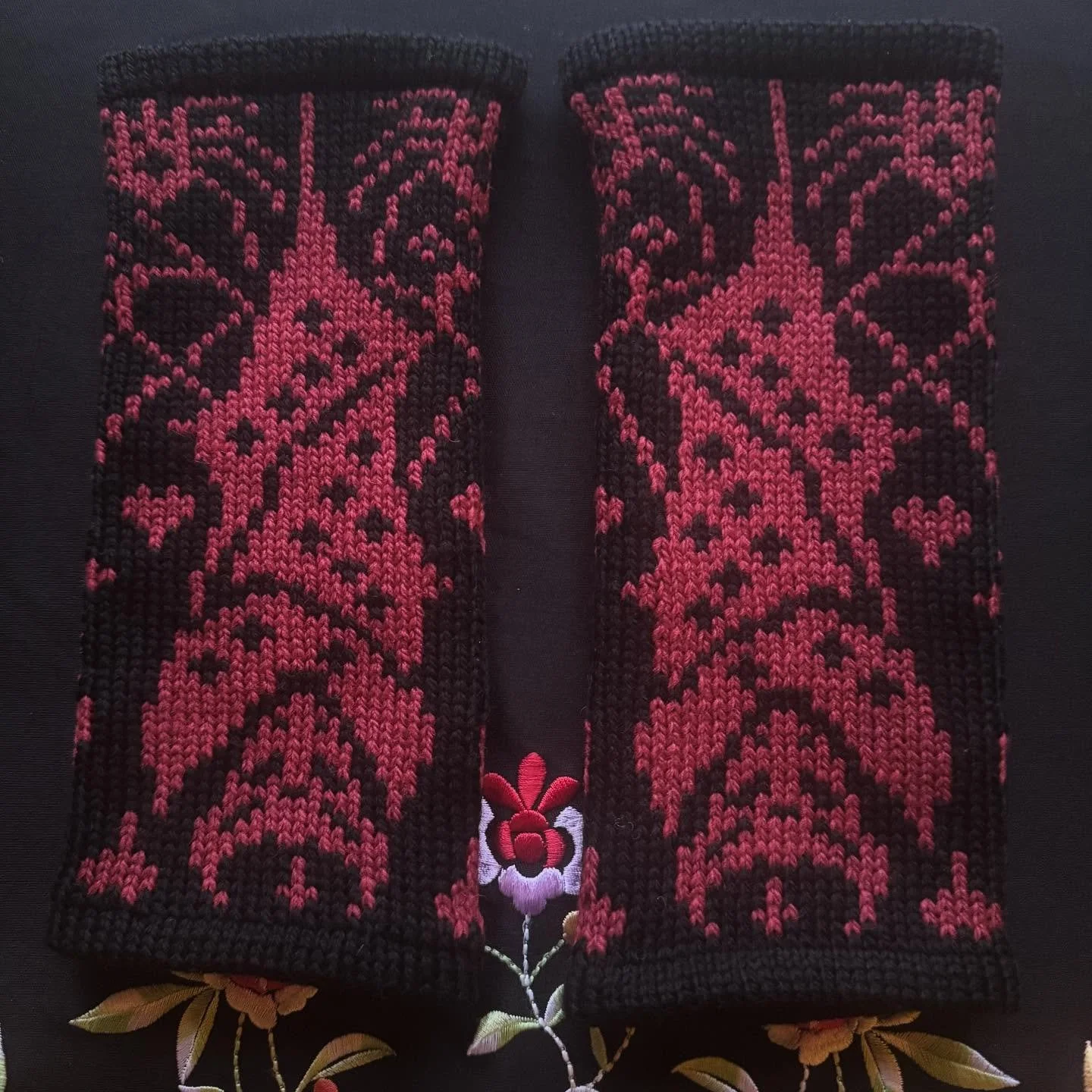 Dreaming 🦇 commissioned mittens in black and blood red merino 🖤&hearts;️
The mittens and matching scarf aren&rsquo;t on the website yet, but I&rsquo;m taking orders 🧶✨
S xx

#gothicknitwear #darkaesthetic #witchyknits #folkloreinspired #darkromant