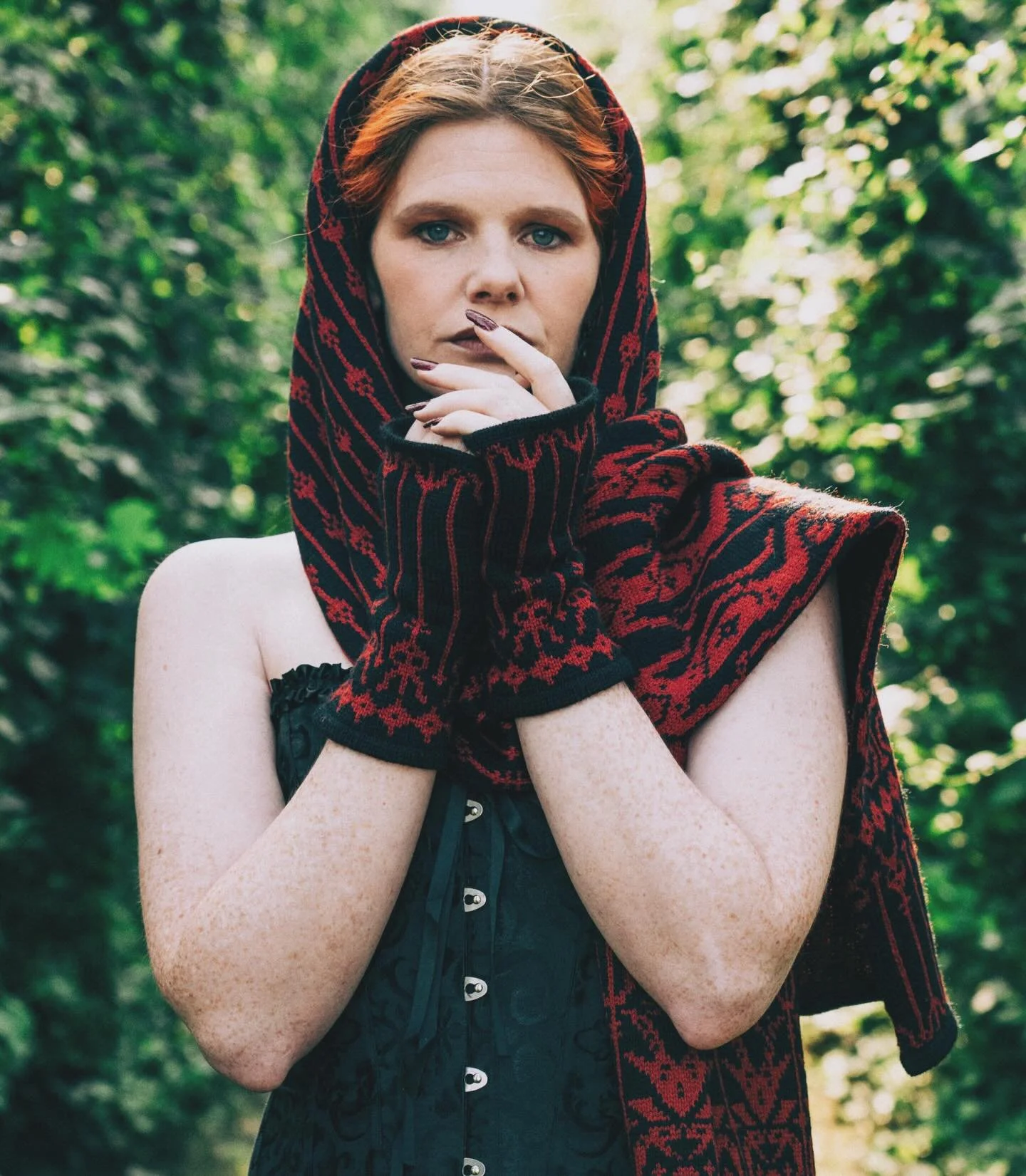 M&Eacute;LUSINE Scarf &amp; Mittens knitted in blood red and black merino 🧶🖤🐍

@thisisryansframe 
@siobhan_blackburn 

#m&eacute;lusine #sustainableknitwear #darkaesthetics #darkfashionstyle
