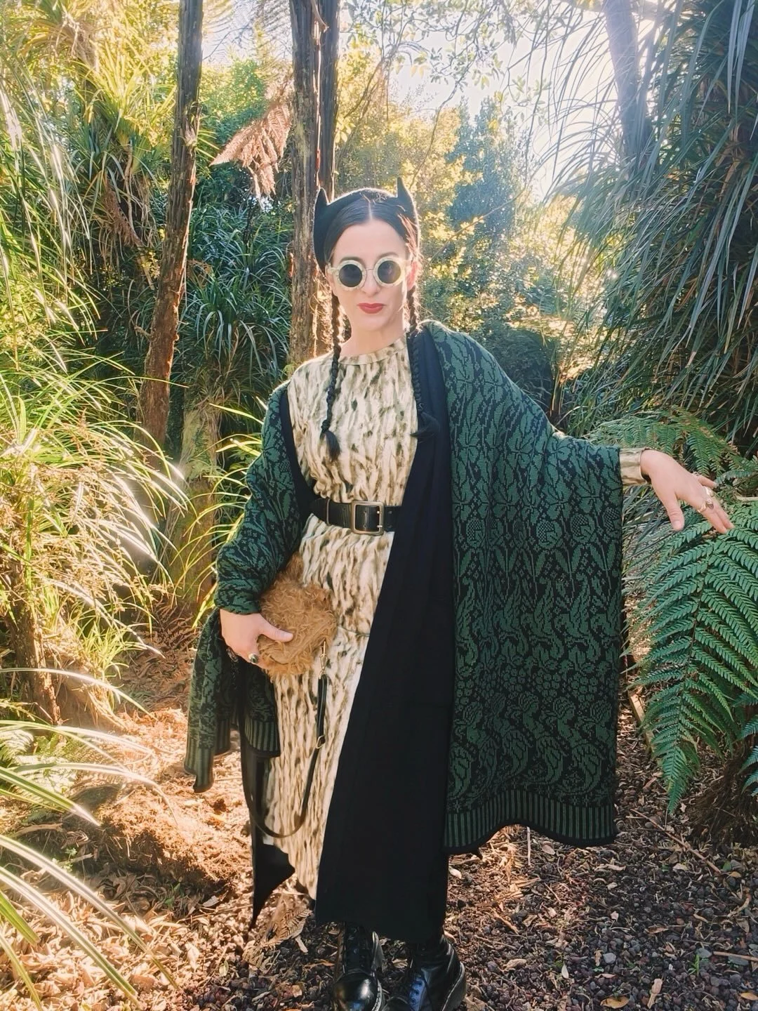 Waking up to this 😻 A beautiful client in New Zealand wearing the Marnie shawl, styled with hat, bag and sunnies from @hood_london 🔥🖤🔥 What an incredible look!!

#darkaesthetics #darkfashionstyle #gothknitting #sustainablebrands
