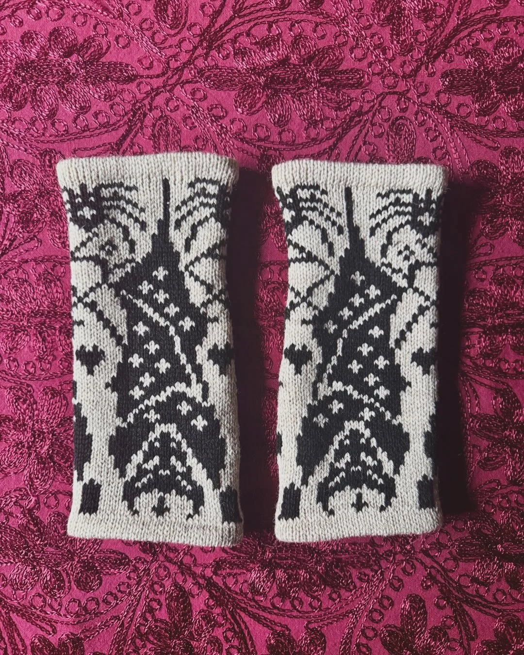 Dreaming Bats mitts have landed on the 🕸️site 🦇🖤 knitted in oat &amp; black merino 🧶

#gothknitting #darkaesthetics #bats #batlover