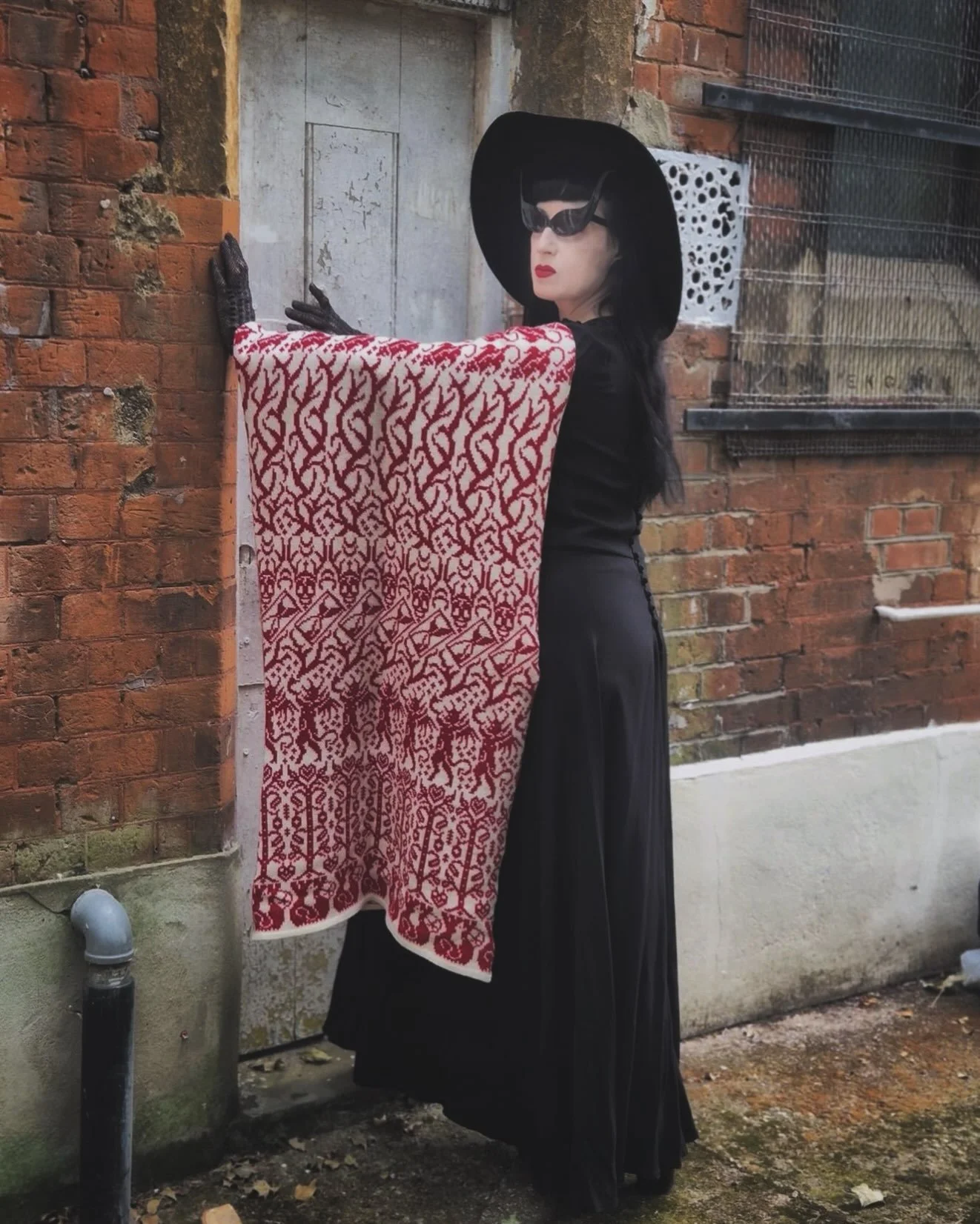 This shawl evokes the practice of fire scrying - gazing into the embers and flames for messages from the otherworld 🖤

The devil dances in the flickering flames, bringing hourglasses and thorns into existence, proposing another way to see.

This des