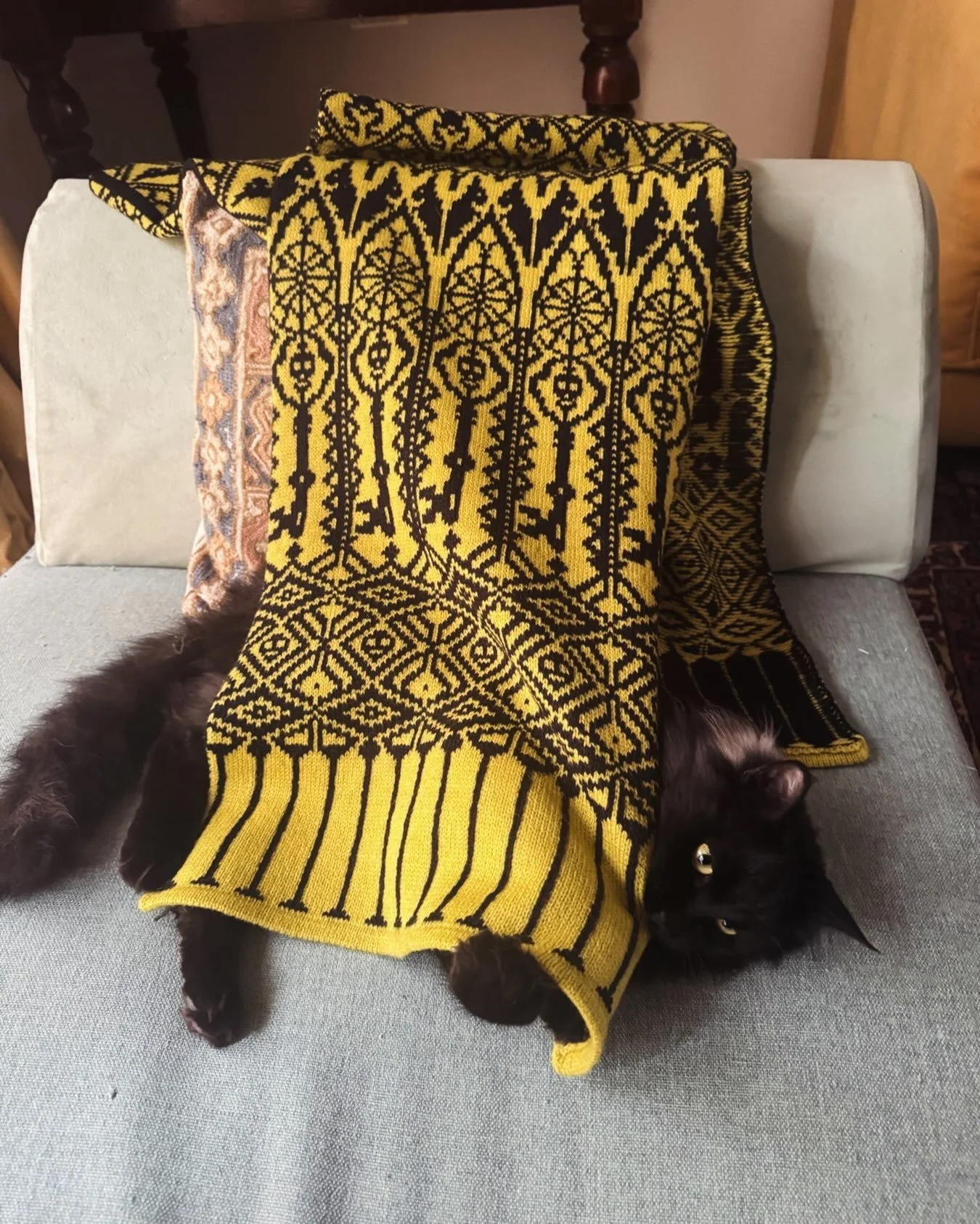 Mum&rsquo;s cat was about to destroy my Nocturne Key scarf&hellip; luckily I caught him just in time! 😅🖤

#catlover #gothknitting #blackcatlover #goth