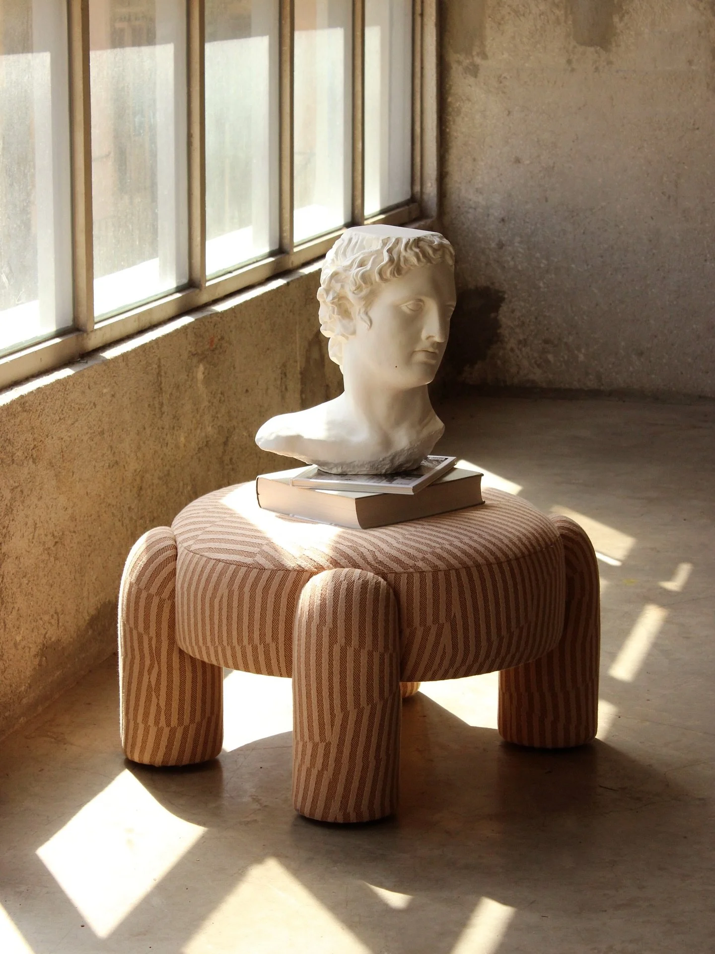 Contemporary Meets Classical
Marlon by Dooq: where the tension between contemporary and classical dissolves into sheer design poetry ✨ #Portuguesequartier #Dooq