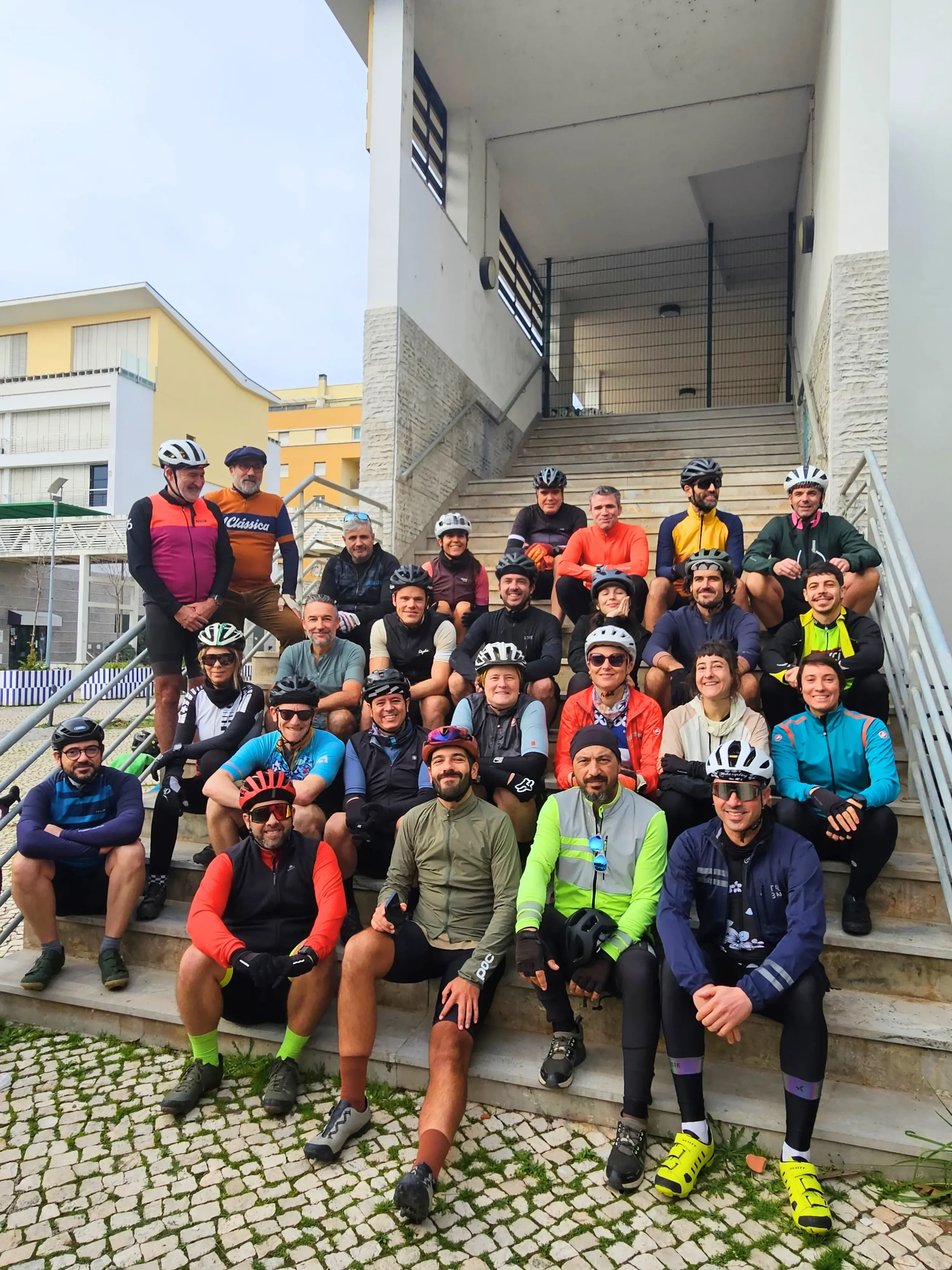 grupo de ciclistas em frente ao grupeto
