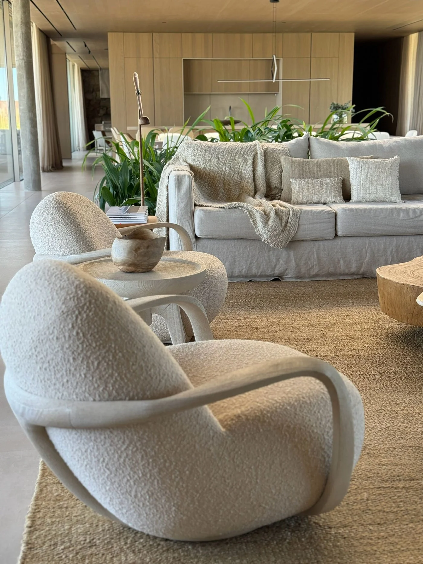 Luxury villa living room at Fasano Las Piedras, Punta del Este, featuring contemporary interior design, natural materials and bespoke furnishings by MIA Studio.