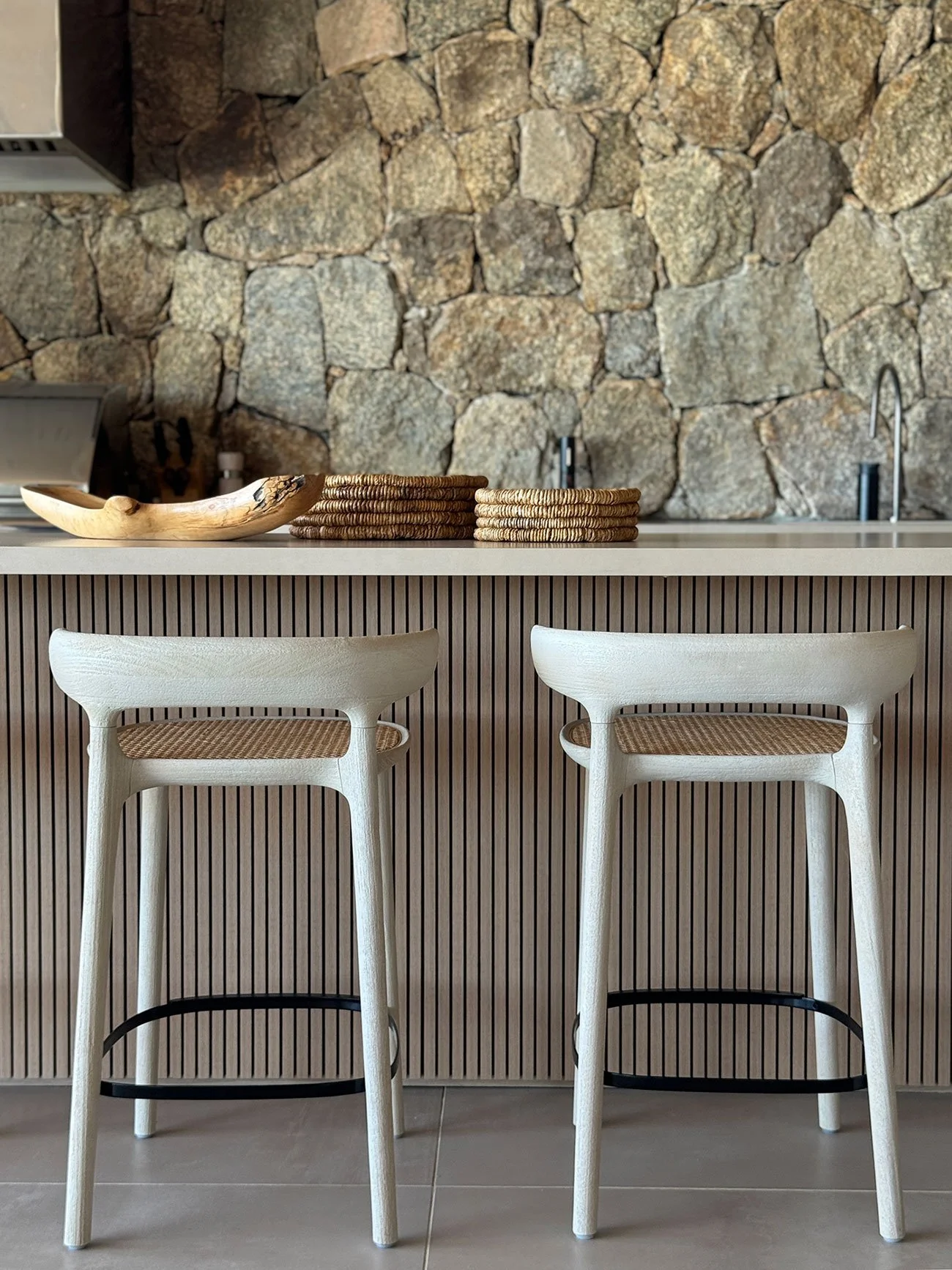 Luxury villa barbecue at Fasano Las Piedras, Punta del Este, featuring bespoke cabinetry and contemporary residential interior design by MIA Studio.
