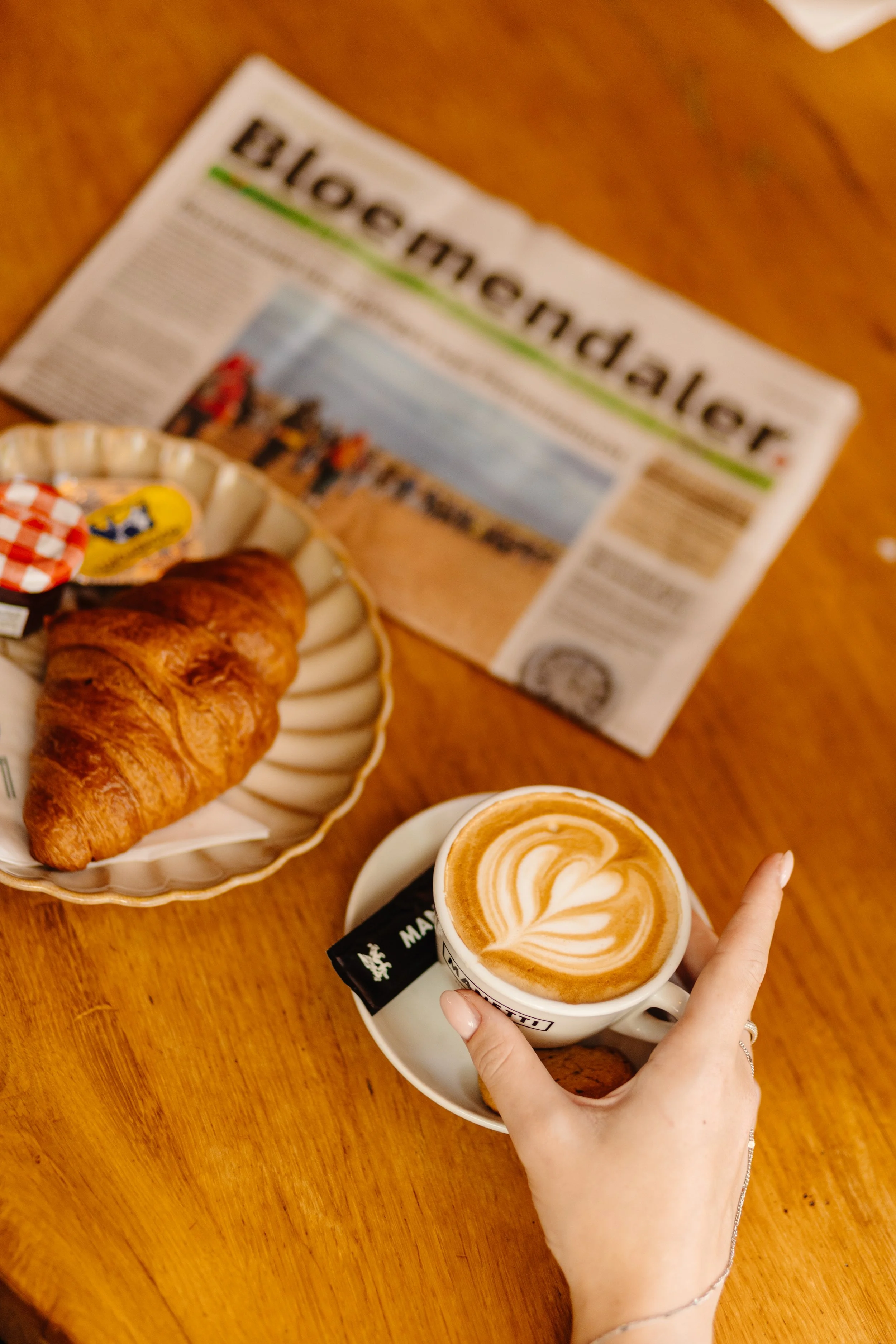Croissant met koffie