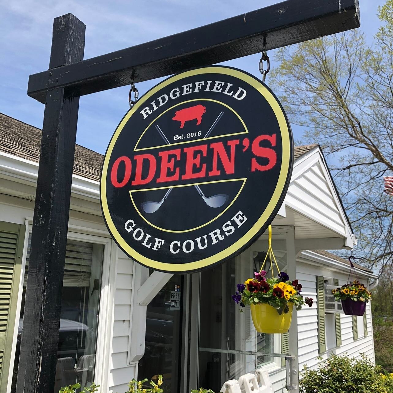 We're Hiring a Bar Cart Operator for Odeens BBQ at Ridgefield Golf Course.

One of the best jobs in the business. 

Drive our converted golf cart around a beautiful golf course serving up drinks and snacks to thirsty golfers. 

Monday - Friday 
8am -