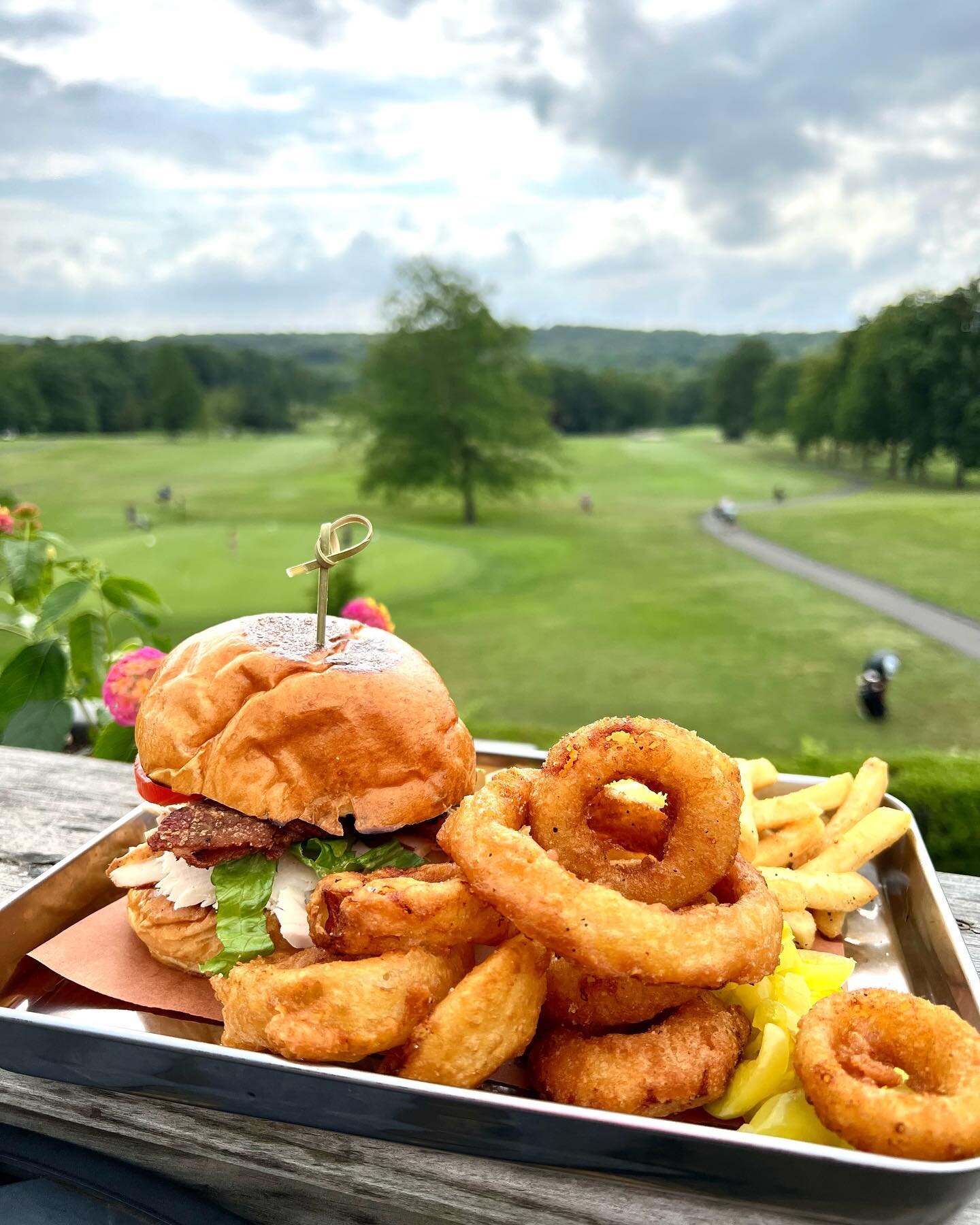Looking for a casual, outdoor lunch spot in Ridgefield, CT?

We&rsquo;re open daily for breakfast, lunch and dinner. 

Based at Ridgefield&rsquo;s Public Golf Course (spot the gorgeous views of the course) but you don&rsquo;t need to be a golfer to d