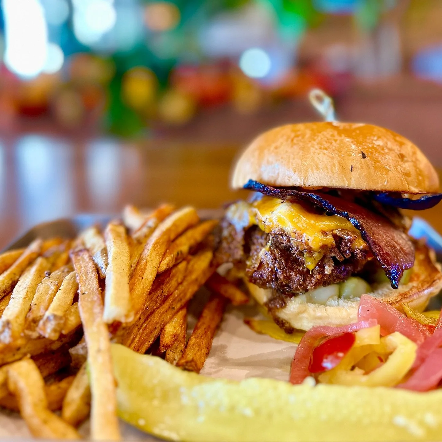 Ever just need a really good burger? 😋🙌🏼🍔
.
.
#burger #cheeseburger #bbq #bbqrestaurant #norwalk #norwalkct #norwalkeats #ctrestaurants #ctfoodie #ridgefield #carmel #burgergoals #dinnertime #eats