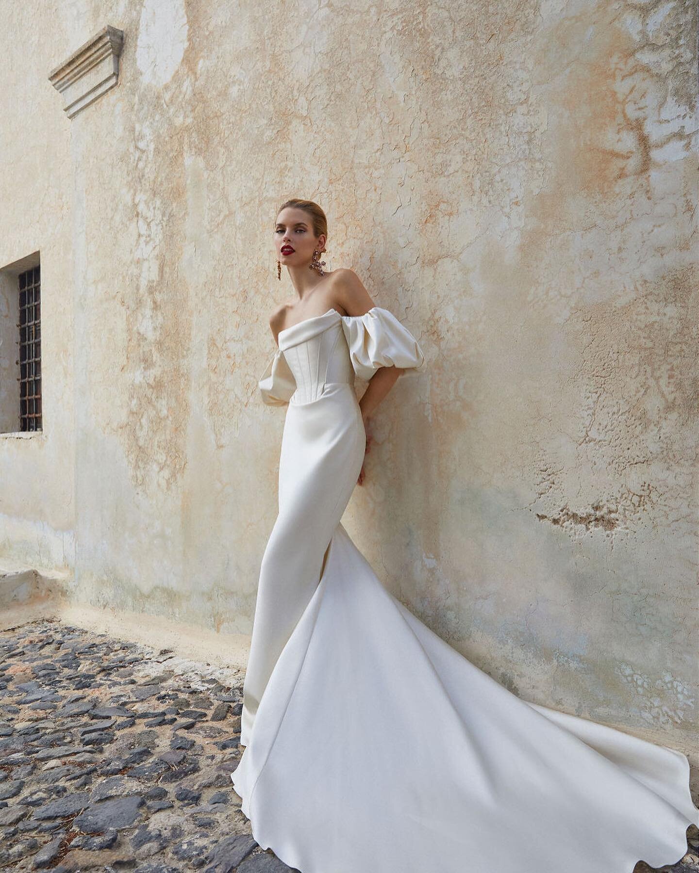 SARAH SEVEN Trunk Show next weekend! Come view the latest Bride collection as well as classic @sarahseven favorites. 

Feb 10-12 by appointment only, we have a few spots left! Enjoy a 10% off on us, see you soon, Miami 🥂