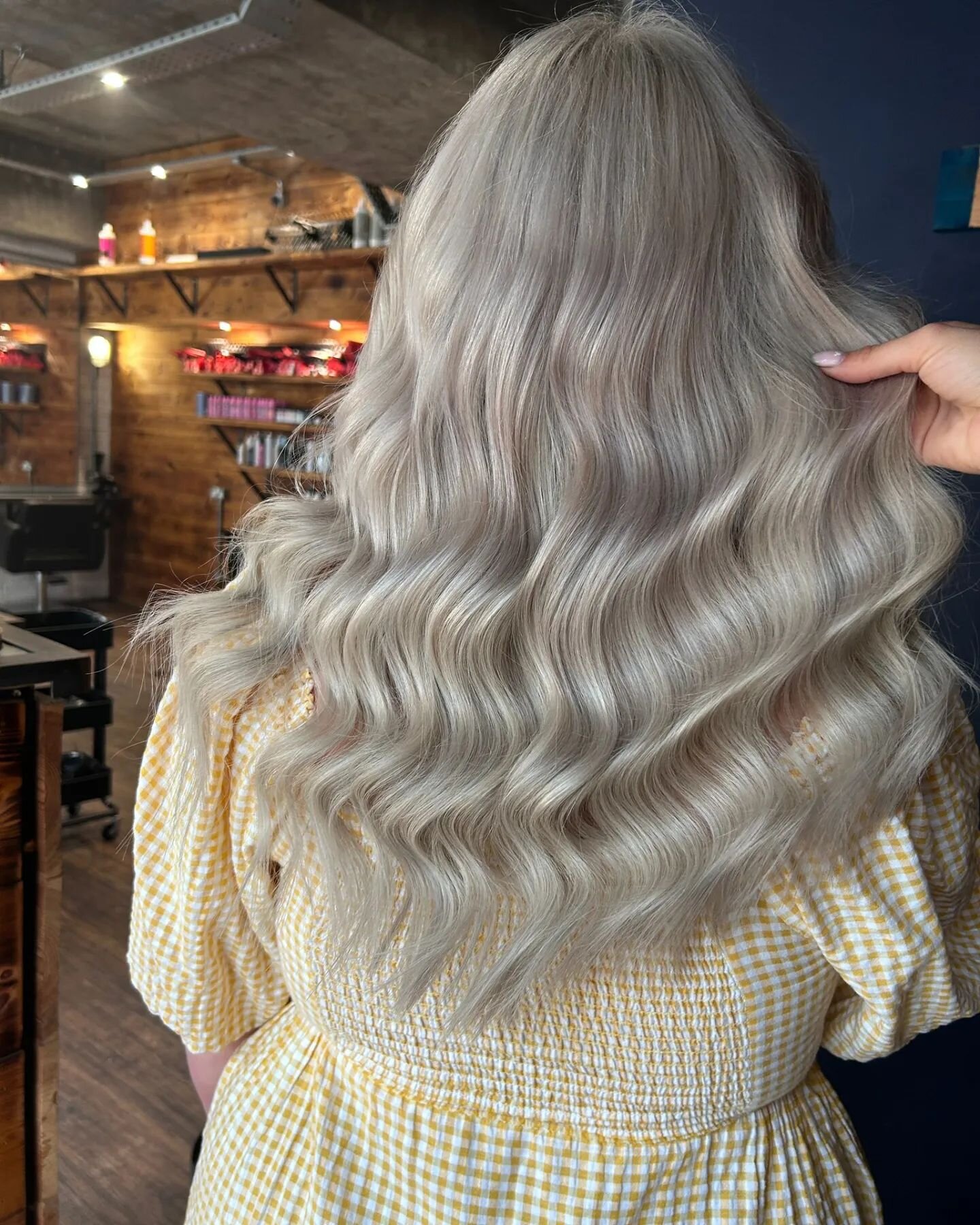 Extensions aren't just about adding length 📏👀

@hairbytonikerr added 100g nanos to her guests natural canvas for fuller, thicker hair 💪

Do you have any questions about our hair extensions? Let us know in the comments below 👇

#reillydenholm #rei