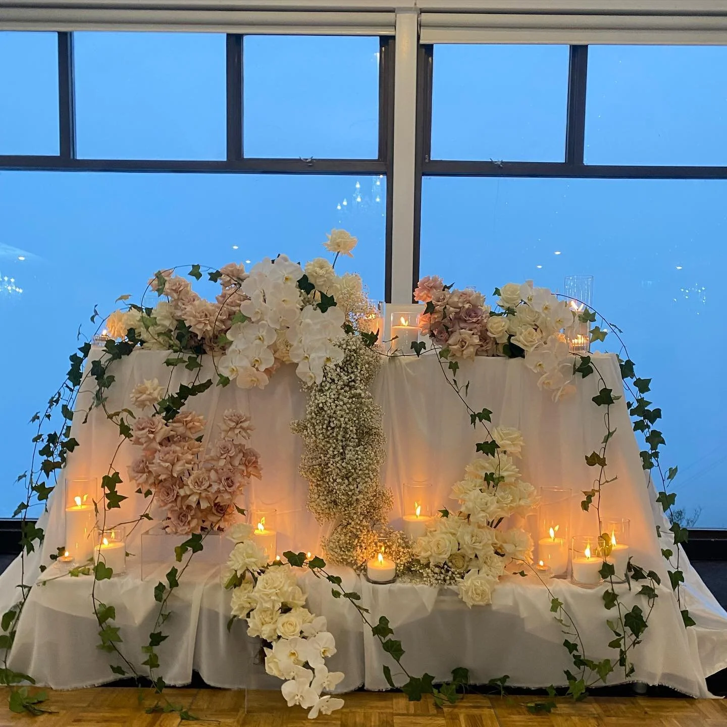 POV: You walk into your reception and this is your sweetheart bridal table 🫠😍

Venue: @panoramahouse.bulli