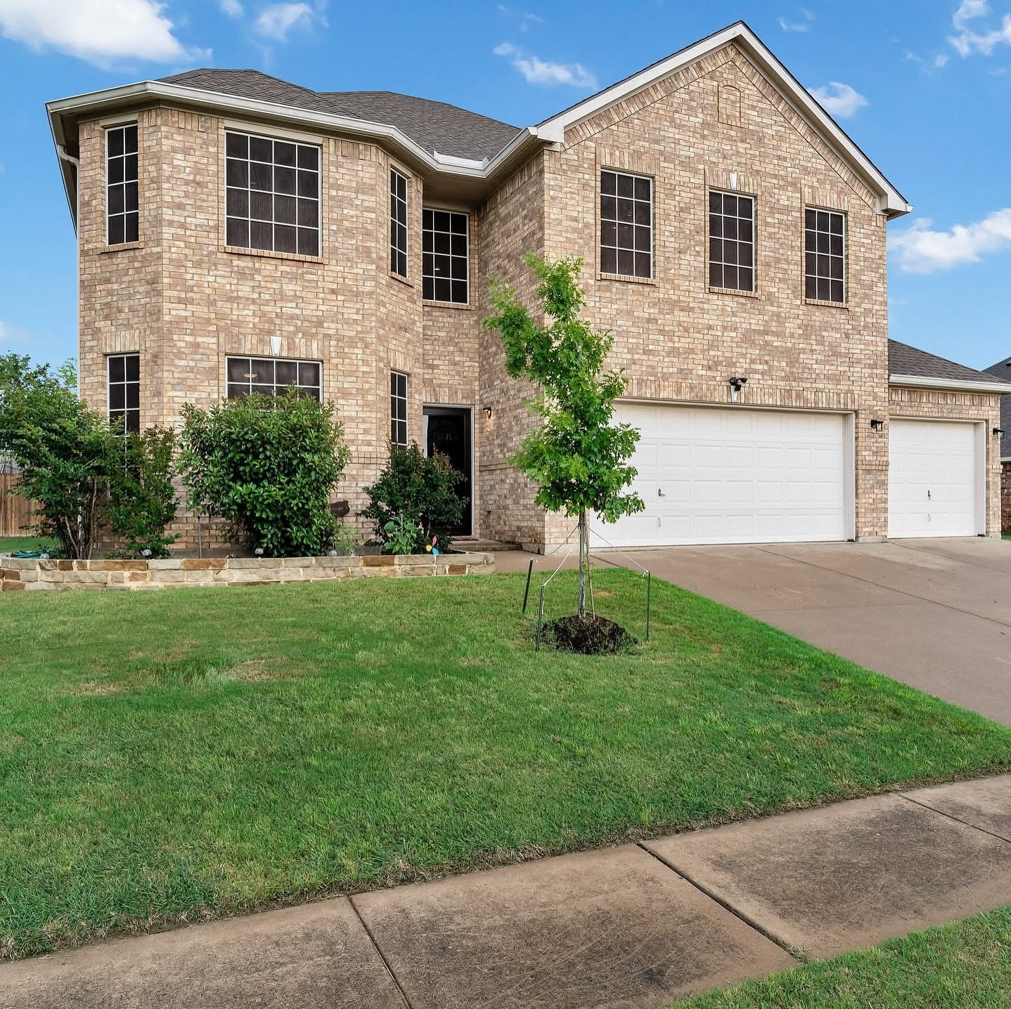🎉 PRICE IMPROVEMENT | $450K

📍221 Brookdale Dr, Midlothian, TX

Step into comfort and style with this beautifully spacious 4-bedroom, 3-bath home nestled in the highly desirable Lawson Farms community of Midlothian, TX.
 ✨Designed with both functio