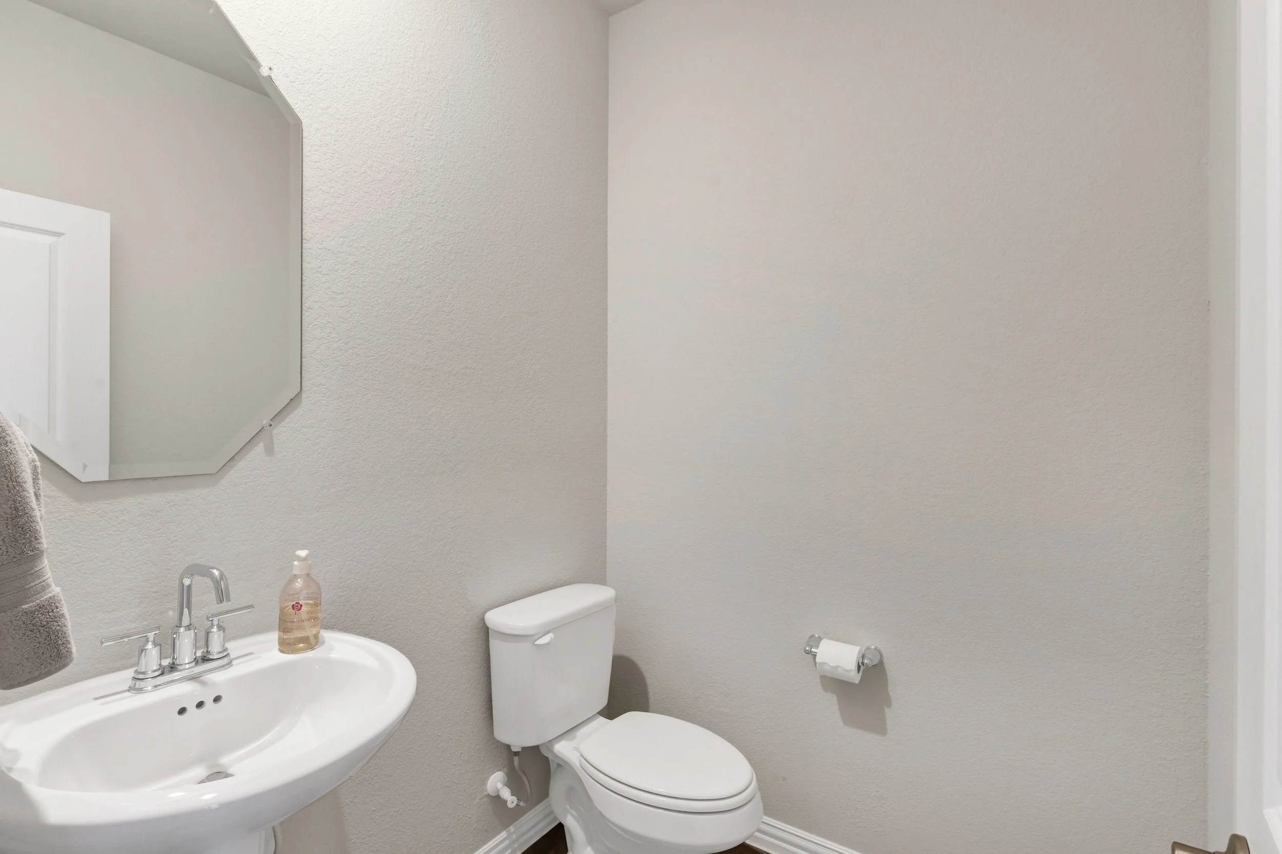 24-Modlux.Media.10616 Brookshire Rd_DSC05928.jpg