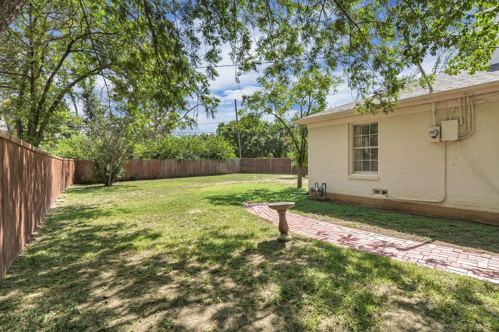 26-Modlux.Media.6441 Locke Ave_DSC09388.jpg