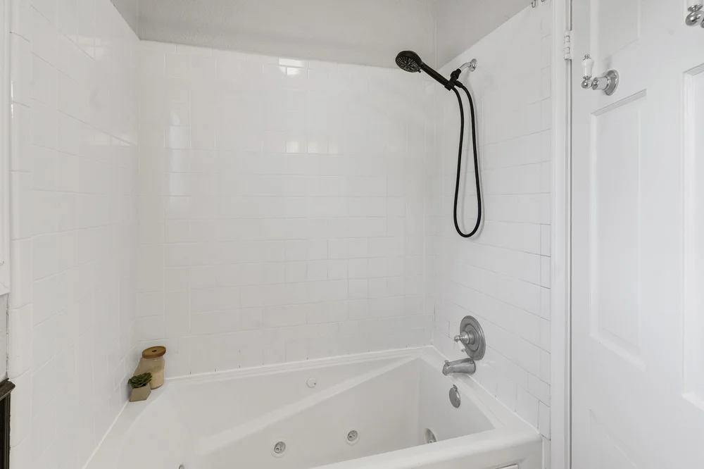 19-Modlux.Media.6441 Locke Ave_DSC09353.jpg