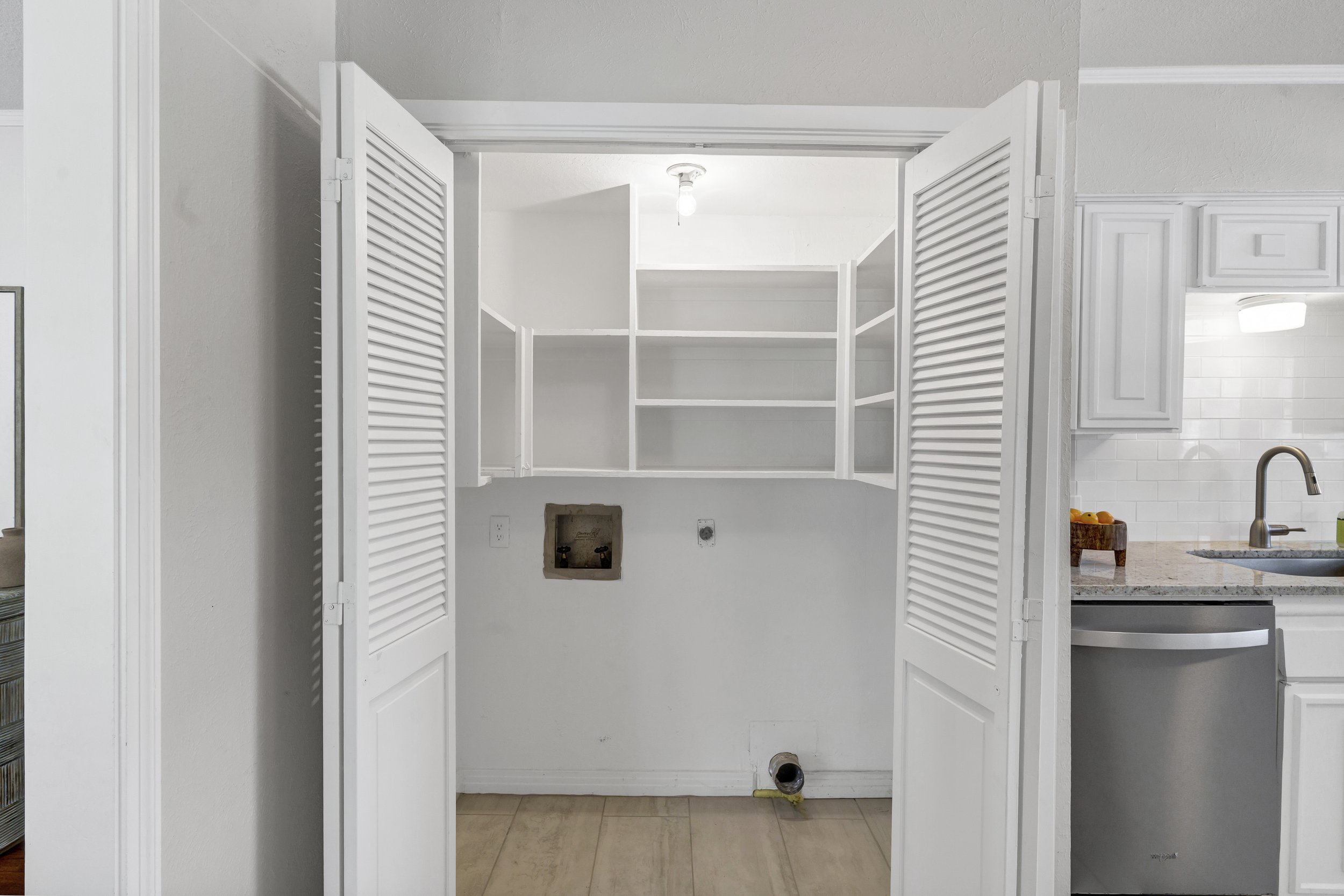 14-Modlux.Media.6441 Locke Ave_DSC09328.jpg