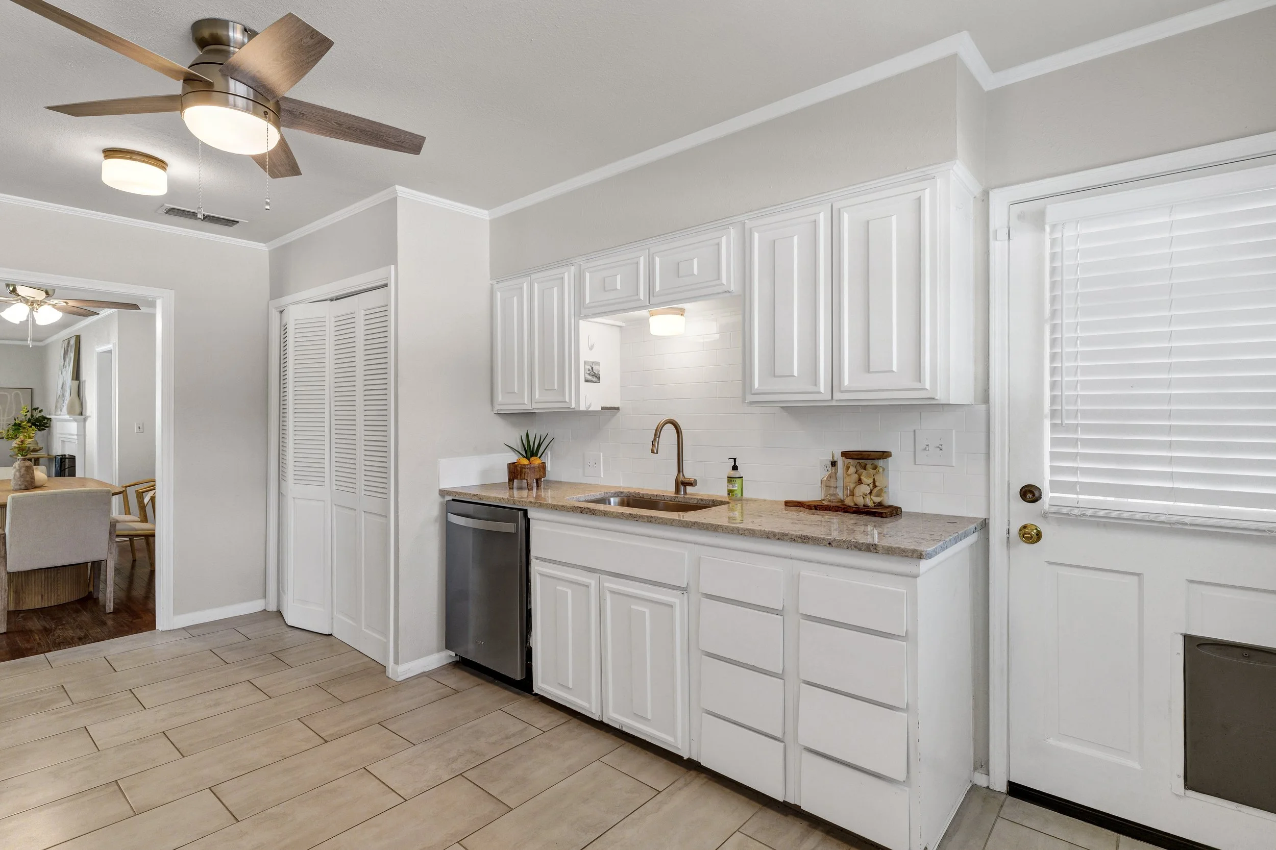 12-Modlux.Media.6441 Locke Ave_DSC09318.jpg