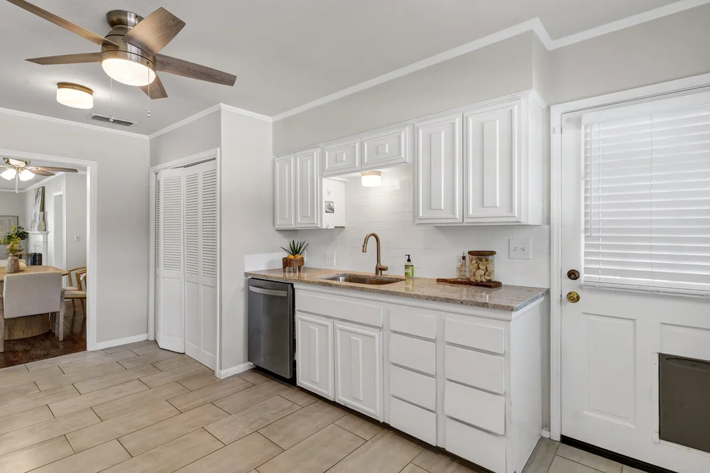 12-Modlux.Media.6441 Locke Ave_DSC09318.jpg