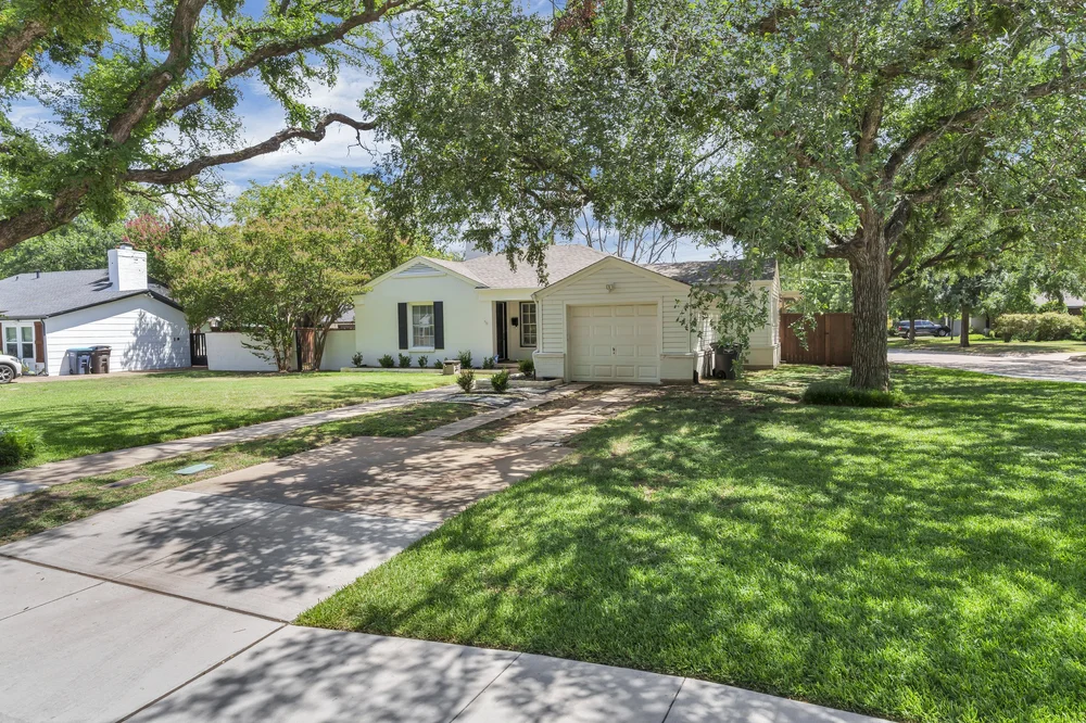 03-Modlux.Media.6441 Locke Ave_DSC09253.jpg