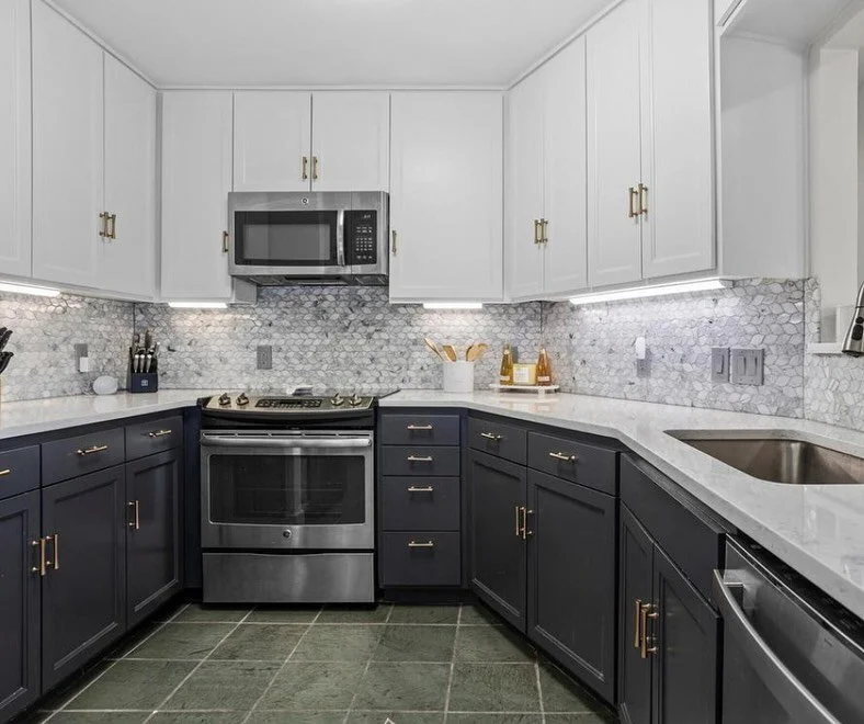 💰SELLER OFFERING $10K IN CONCESSIONS💰
Rare opportunity to own this beautifully maintained townhome just steps from TCU, parks, and dining. Featuring 2 bedrooms, 2.5 bathrooms, and an updated kitchen with stainless steel appliances and tile backspl