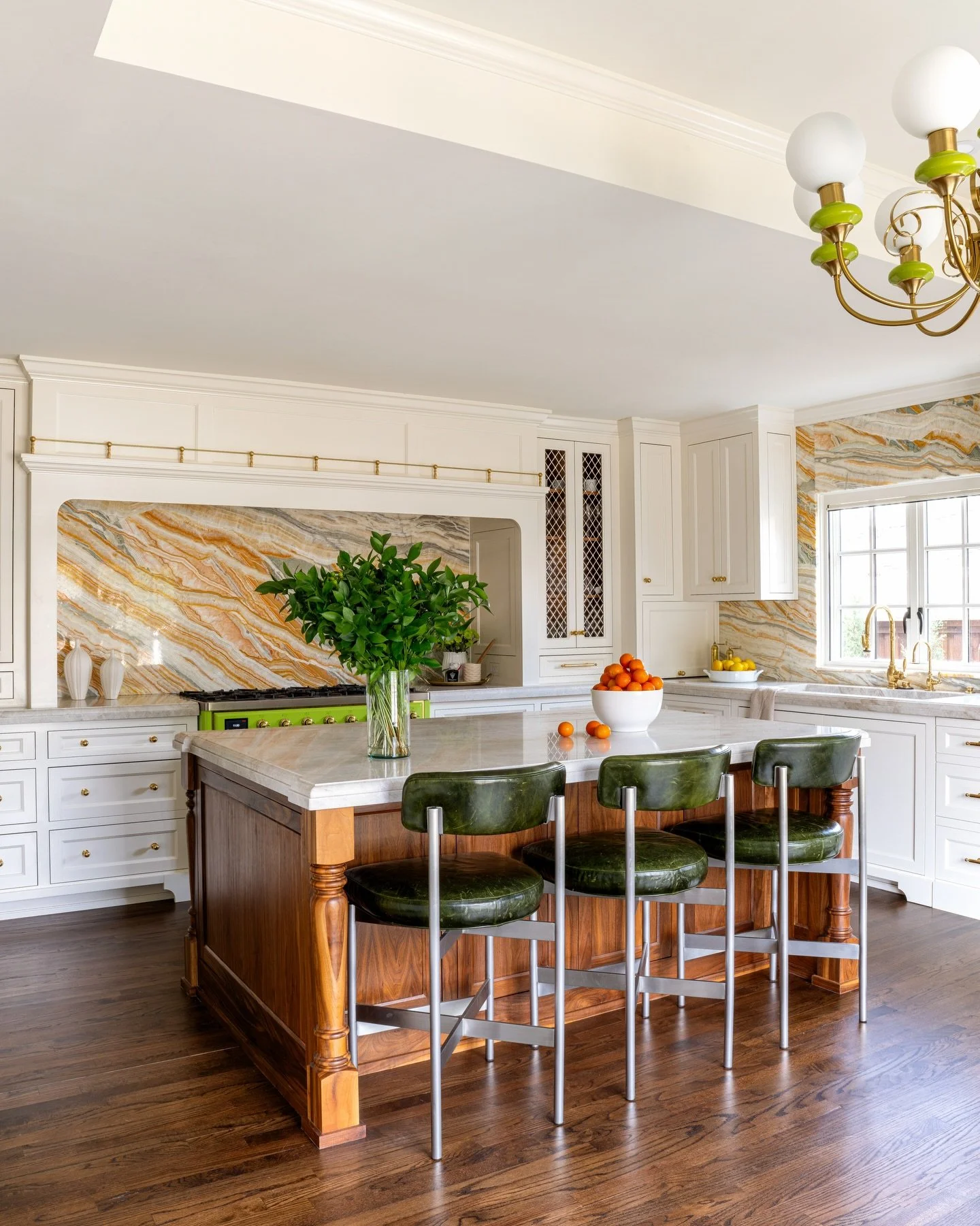 Most people think a custom kitchen comes down to the size of the space, but it&rsquo;s usually the details.

At our Lenox Project, a few intentional design decisions instantly elevate the space. A full slab stone surround frames the range and window,
