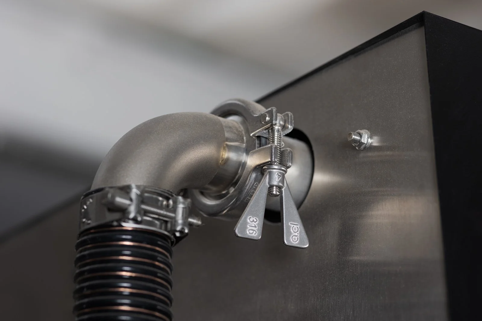 Green bean vacuum loading pipe with valve on the NORDRE EMBLA roaster