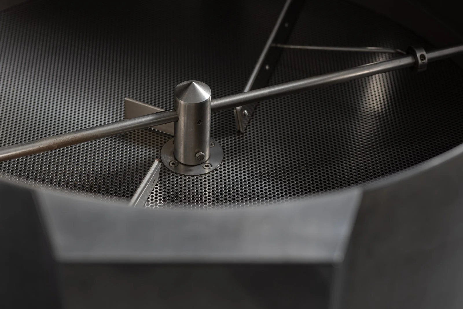 Perforated cooling tray with rotating stirrer arm on the NORDRE EMBLA roaster
