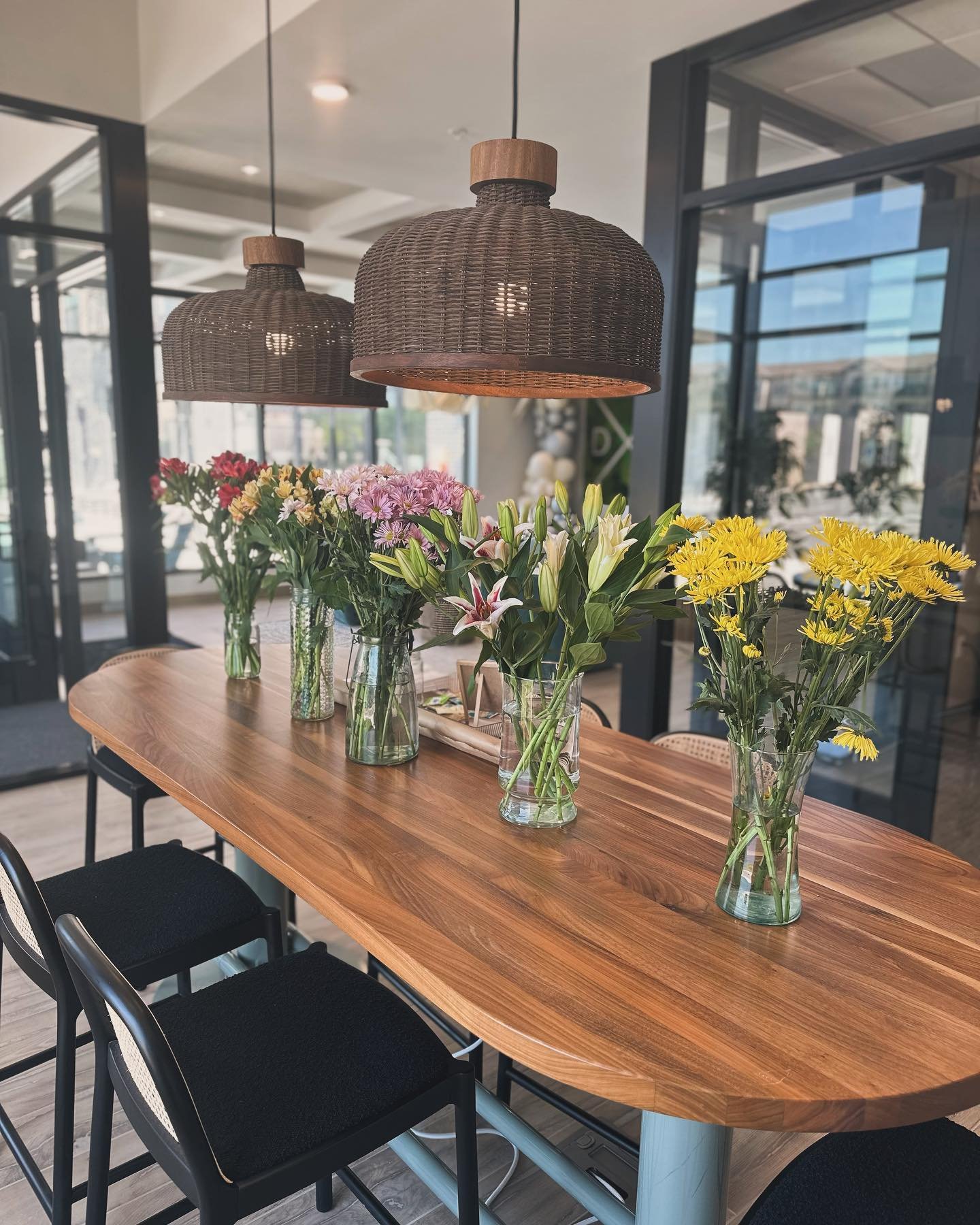 Come build your own beautiful flower bouquet from 3-6pm! Make it unique and choose from the multiple flowers we have to offer 🌸🌺🌹 

Located in building A - beverages will be served 

#flower #flowerbouquet #darbyatbriarcliff #briarcliff #luxuryliv