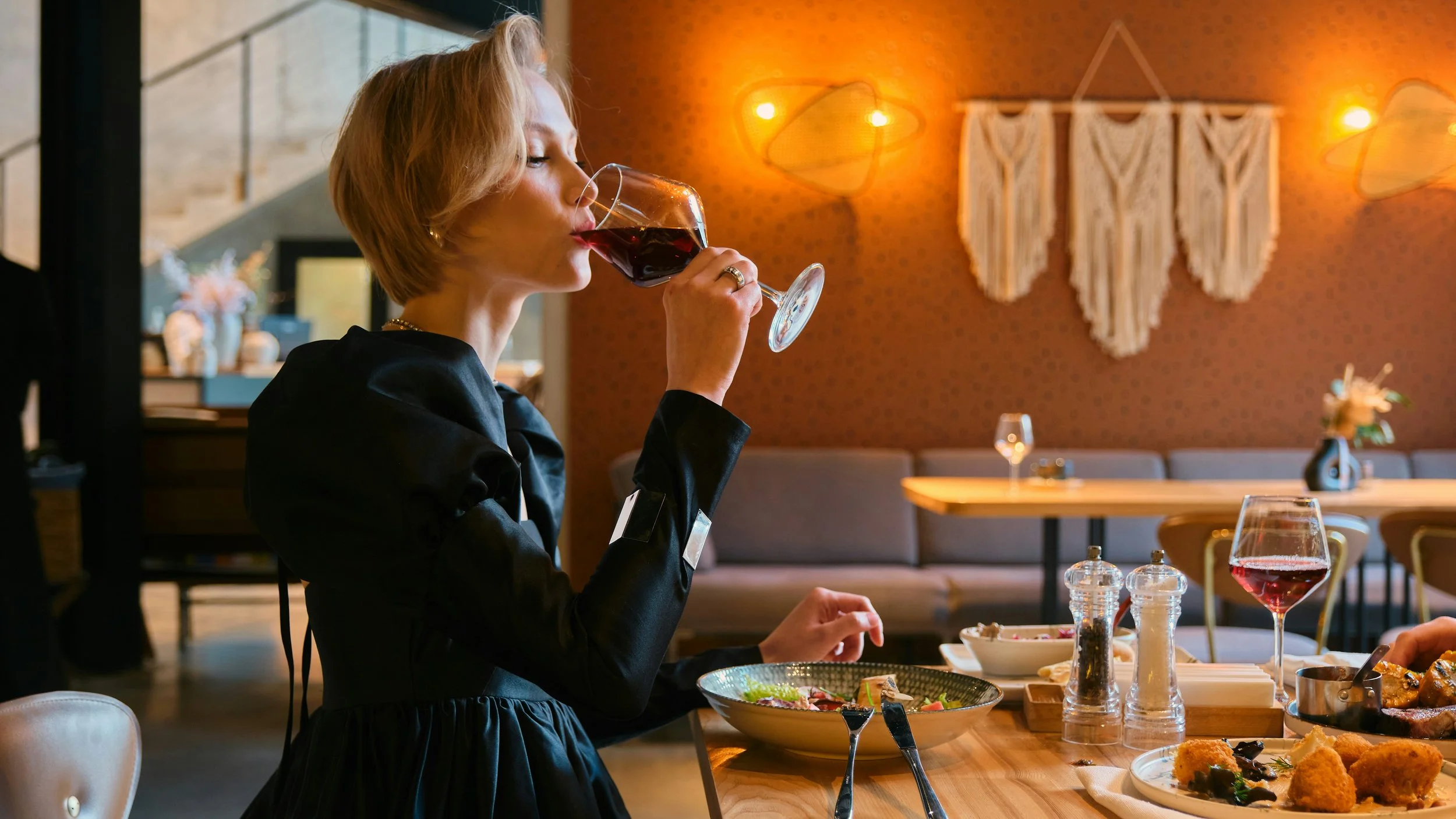 Dating a Dismissive Avoidant: He Fed Her Beautifully While She Starved
