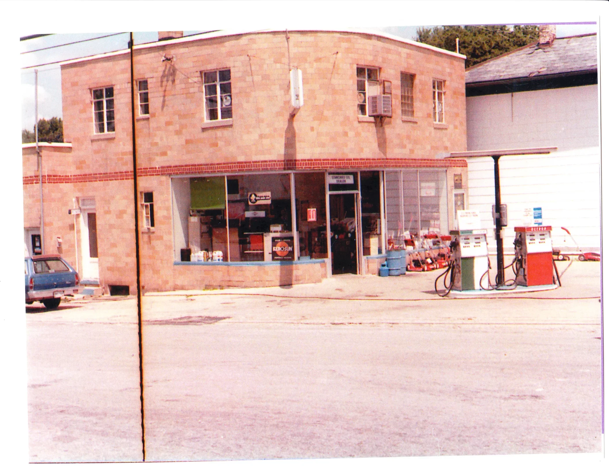 1973 photo of Harold “Dude” Harrell’s Sohio gas station on the northeast corner of Columbus and Center Streets in Pickerington, featuring vintage gas pumps and the distinctive rounded brick building.